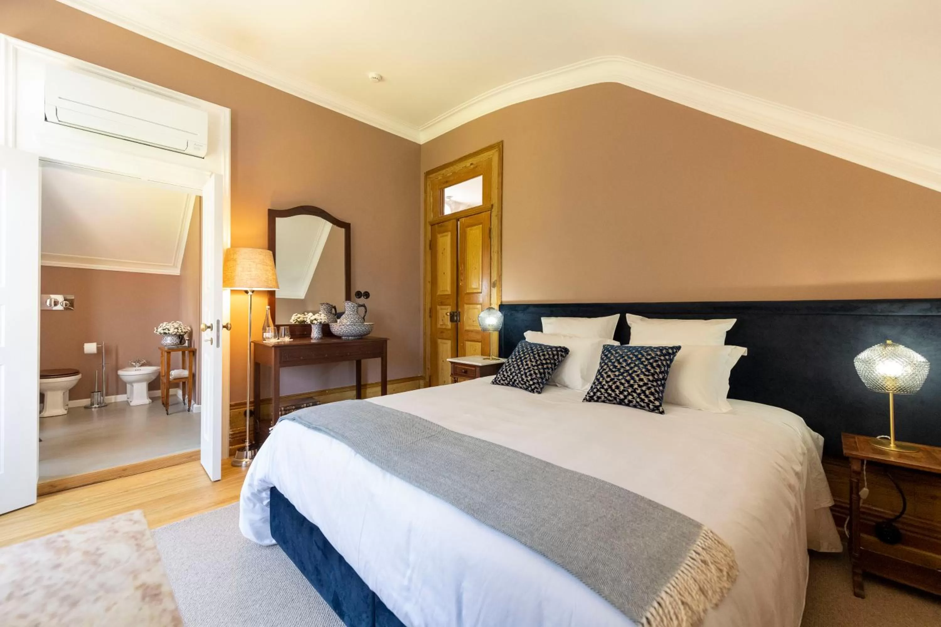 Bed in The Grove Houses