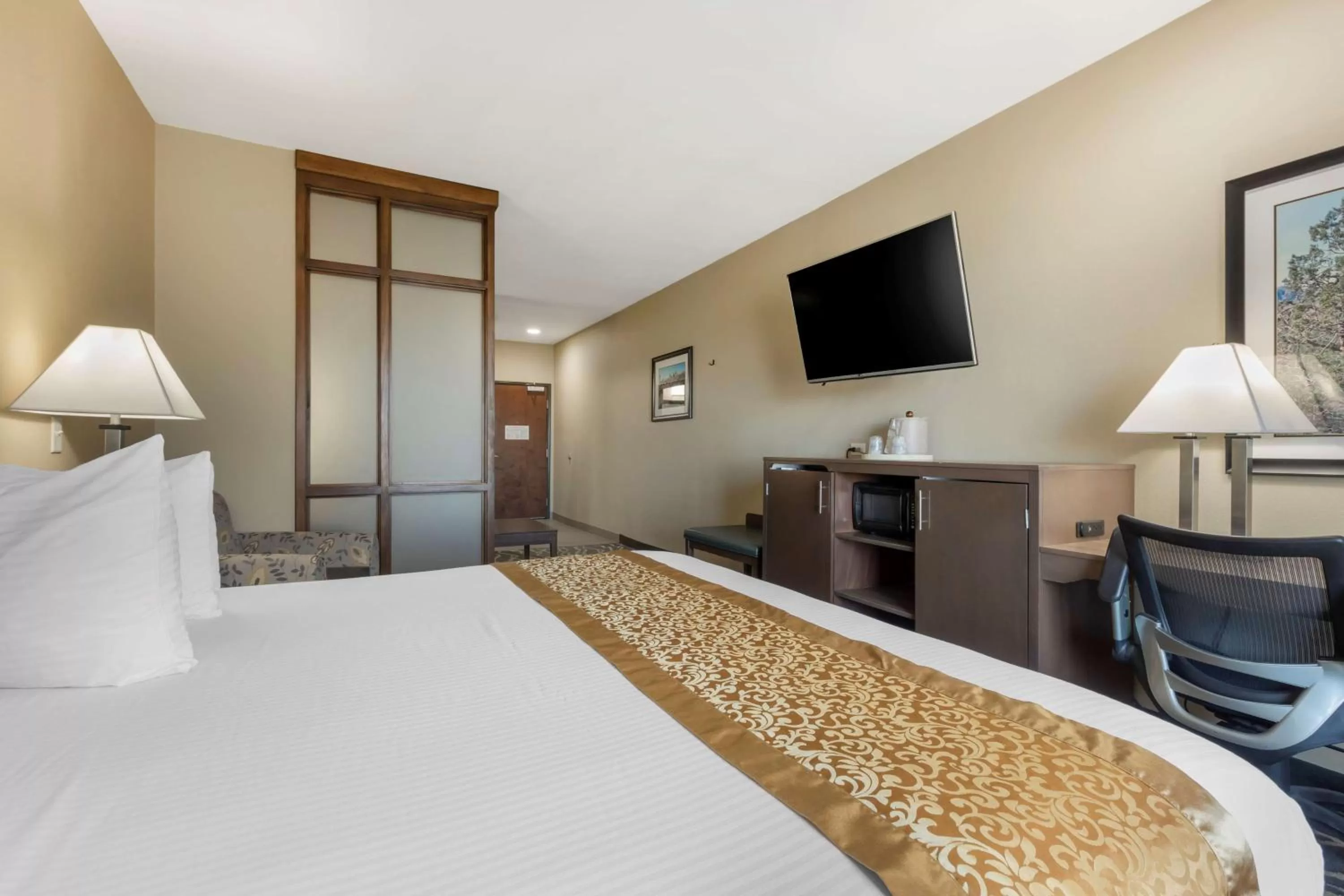 Photo of the whole room, Bed in Best Western Plus Fort Stockton Hotel