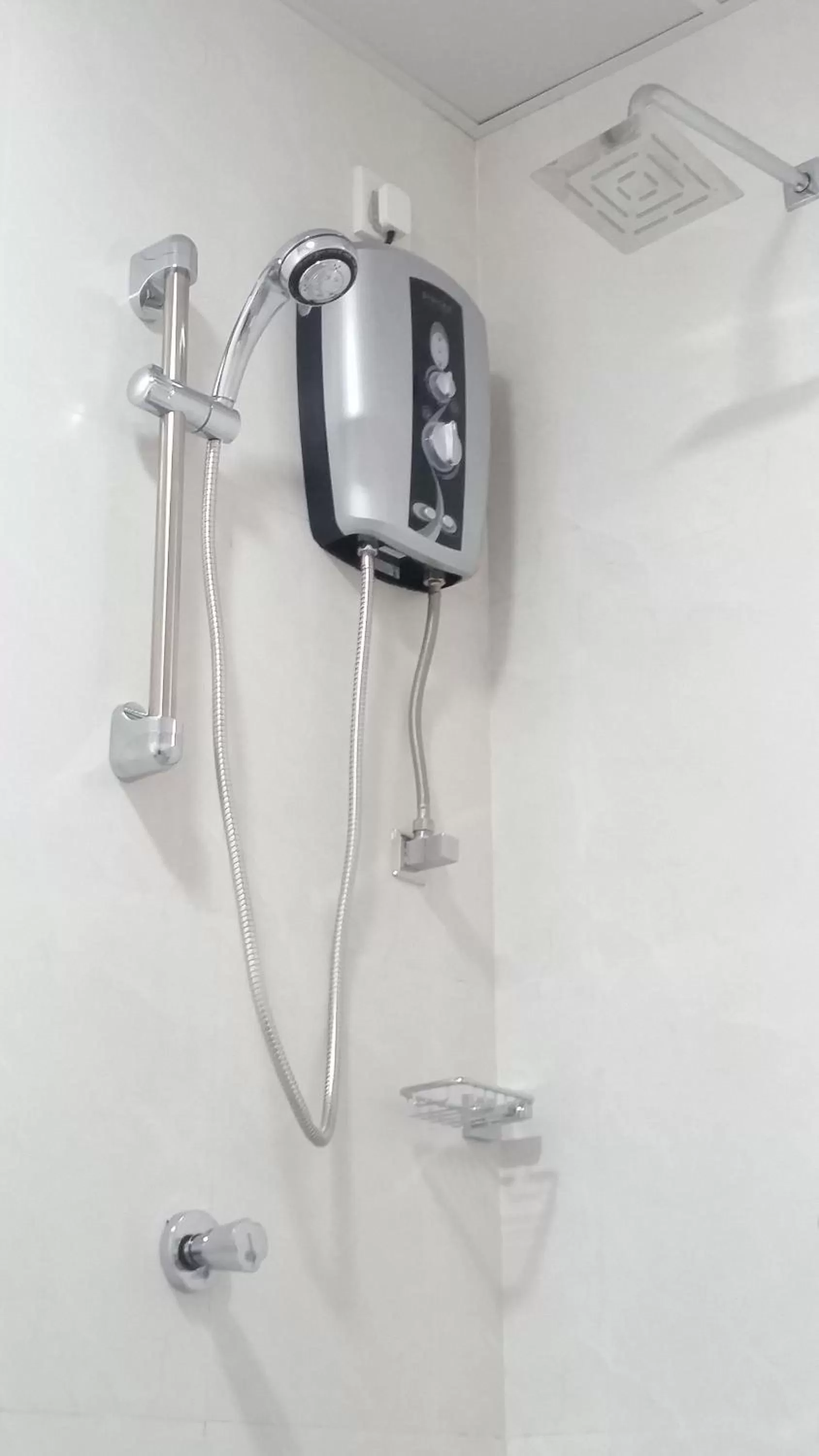 Shower, Bathroom in Mahaweli View Inn