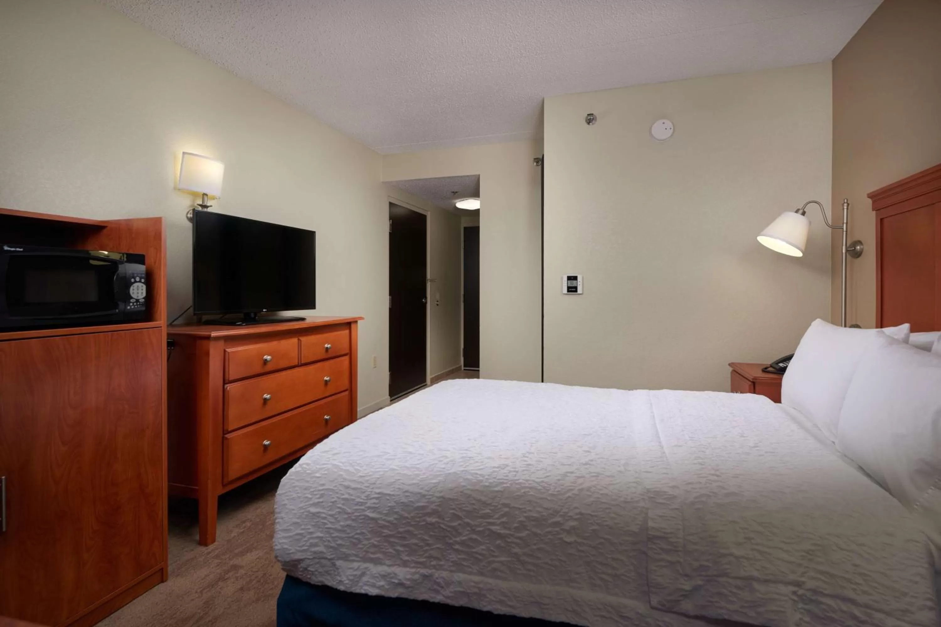 Photo of the whole room, Bed in Hampton Inn Ann Arbor-South