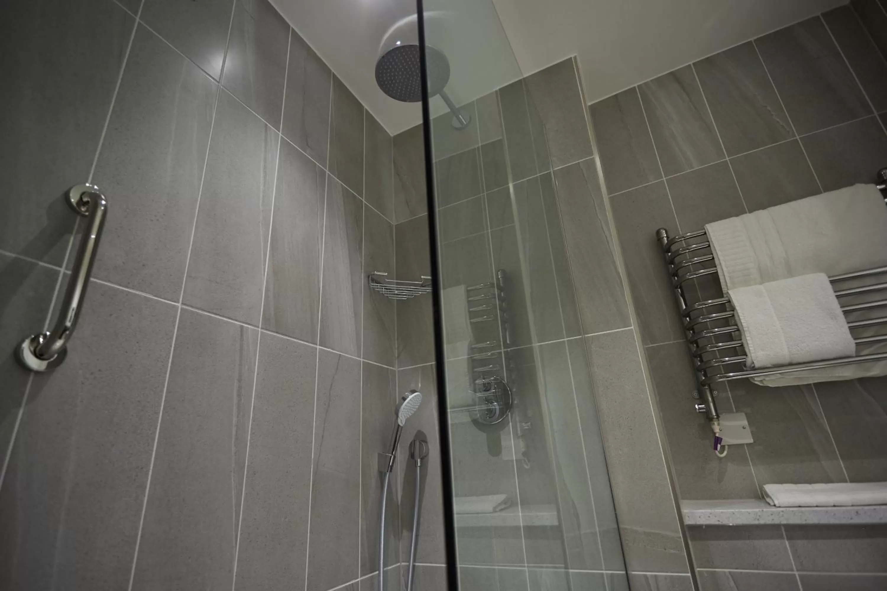 Bathroom in Wychwood Park Hotel and Golf Club