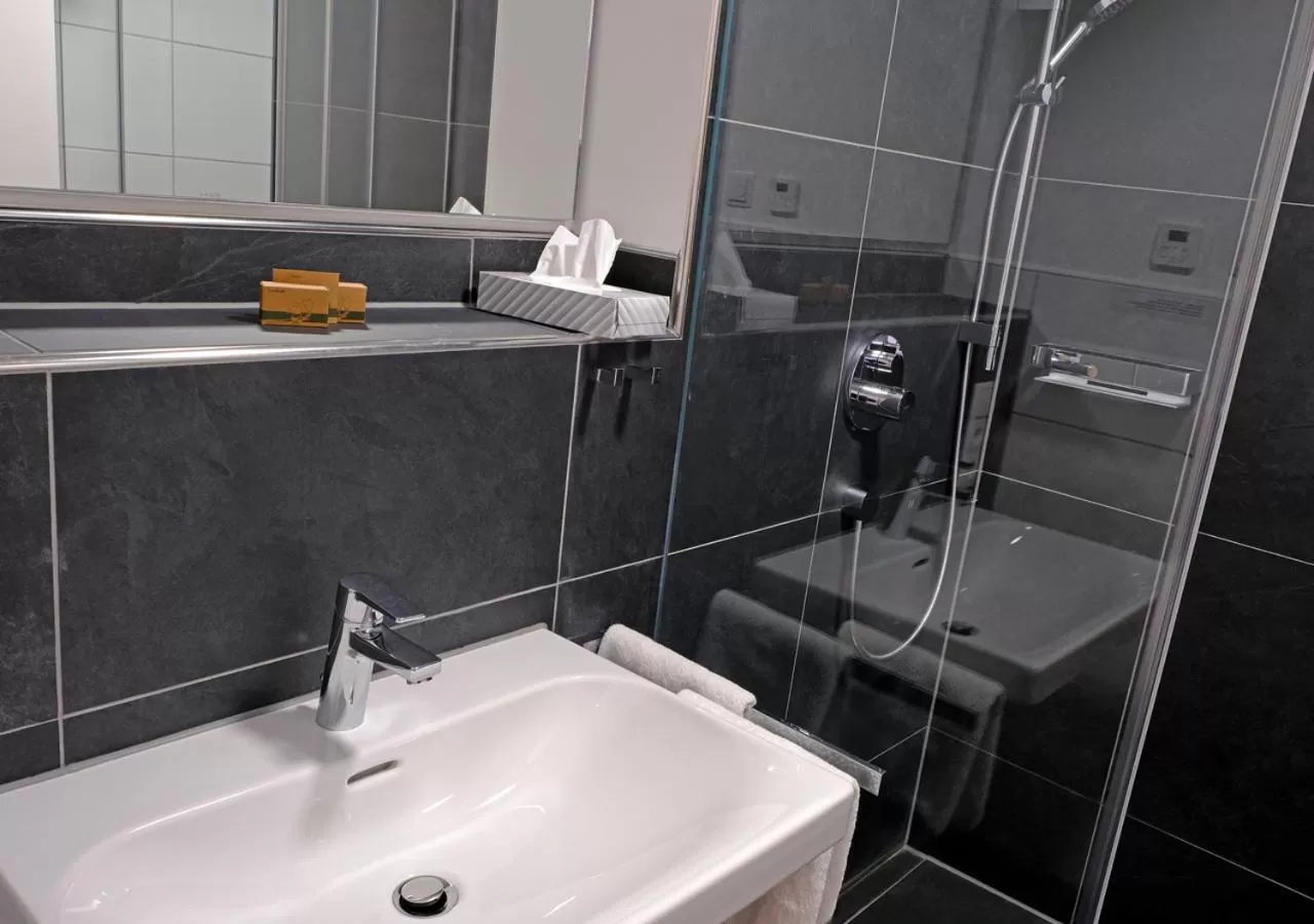 Bathroom in Hotel Bayerischer Hof