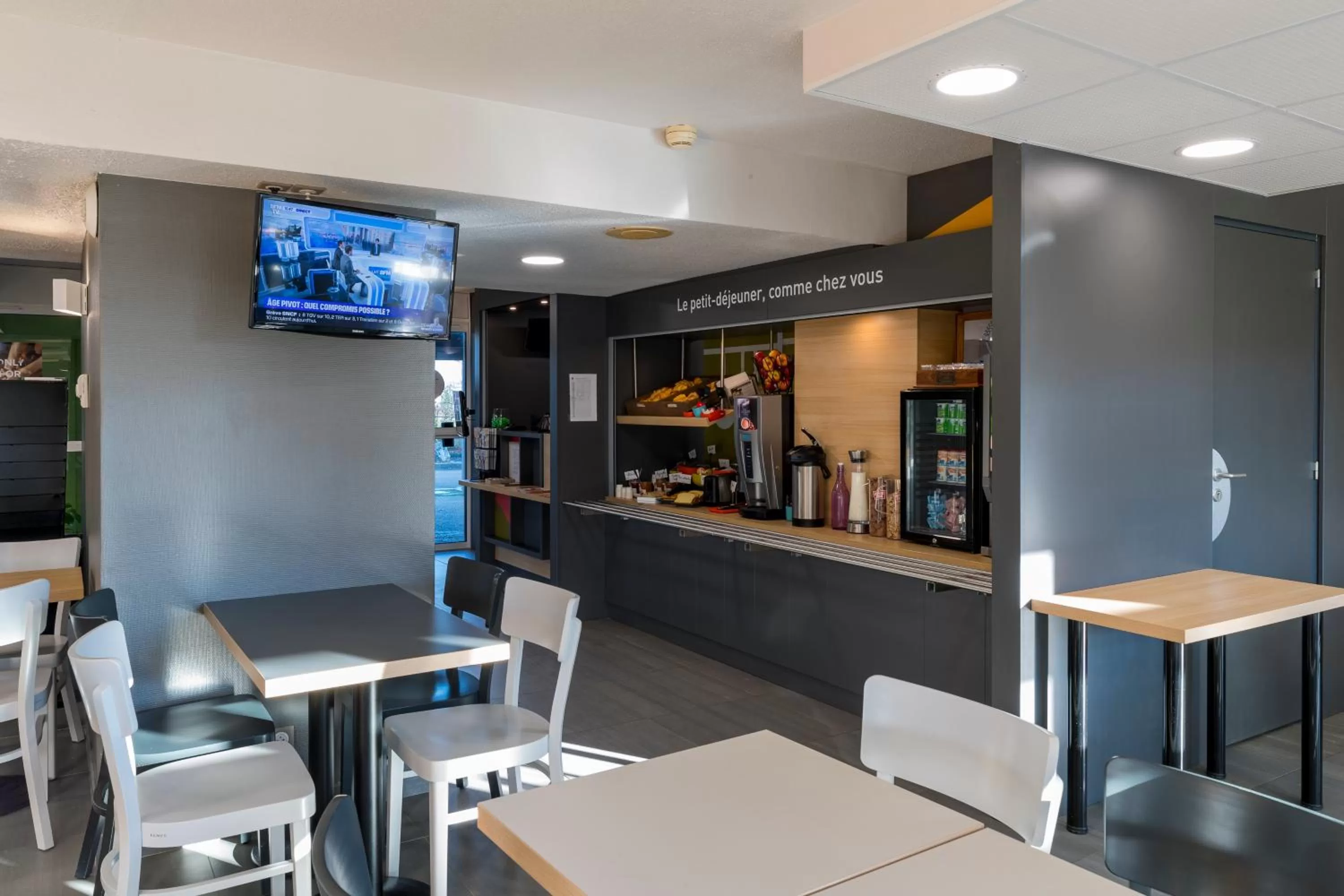 Buffet breakfast in B&B HOTEL Auxerre Bourgogne