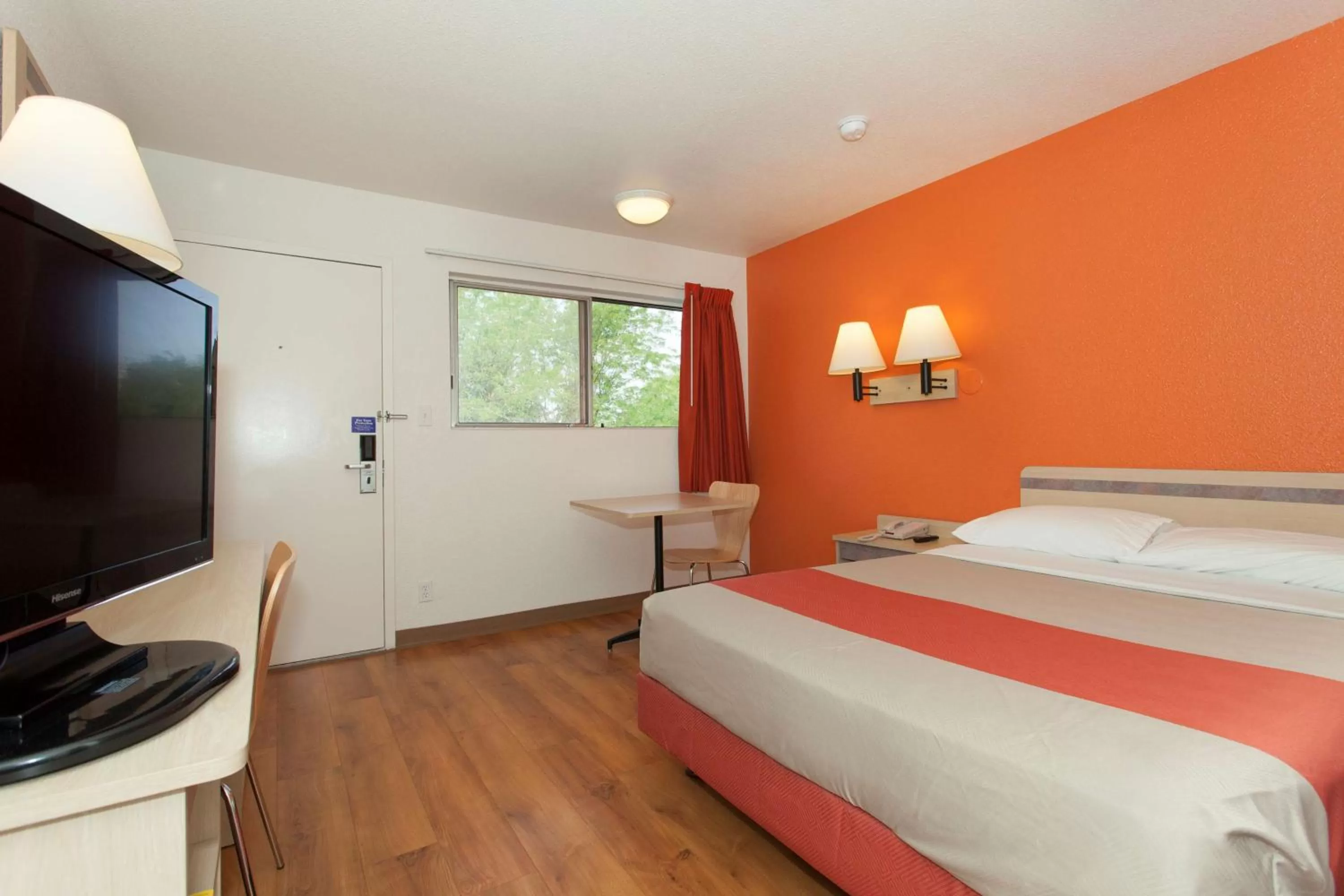 TV and multimedia, Room Photo in Motel 6 Davis-Near UC Davis