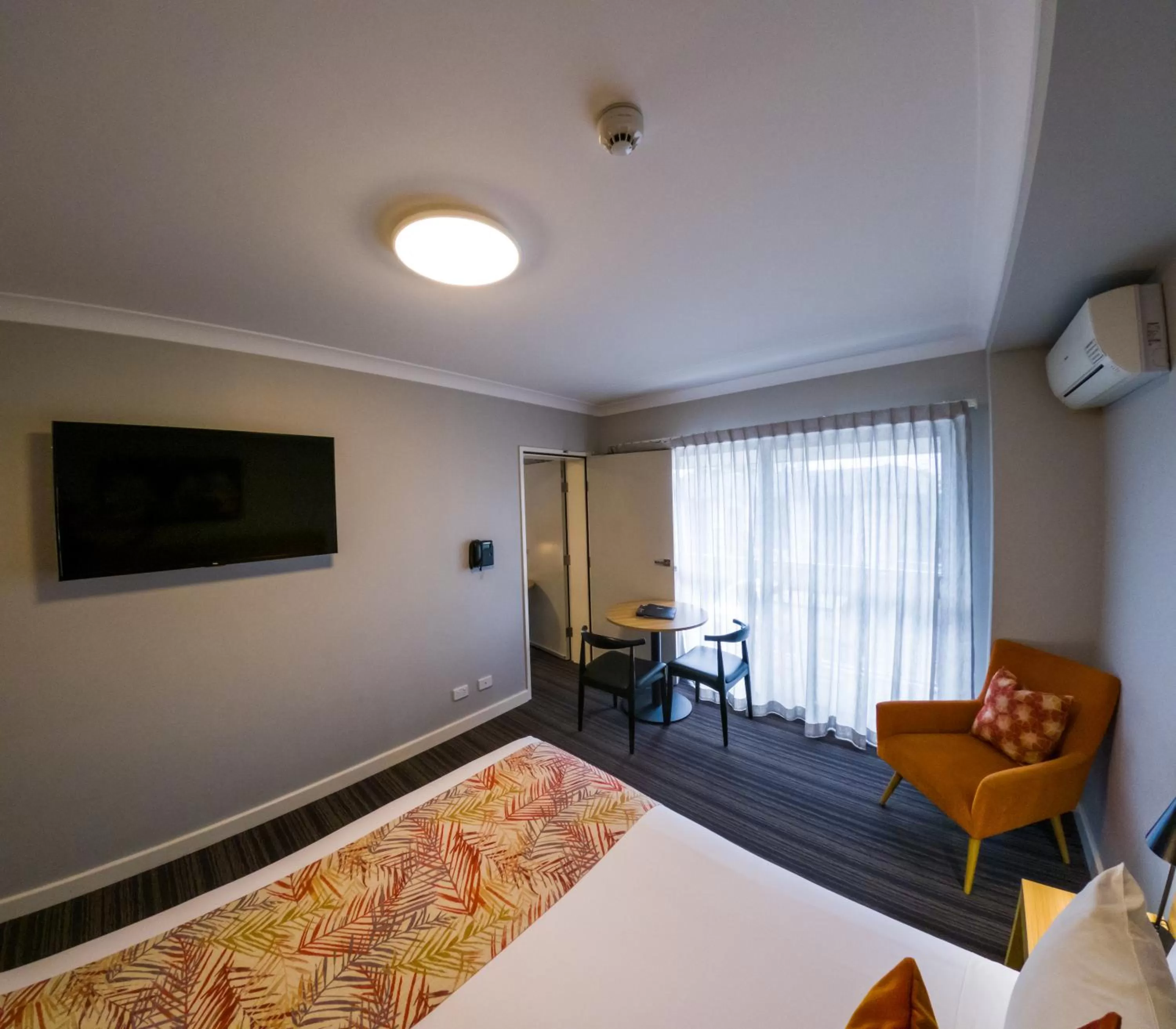 TV and multimedia, Bed in Potters Toowoomba Hotel