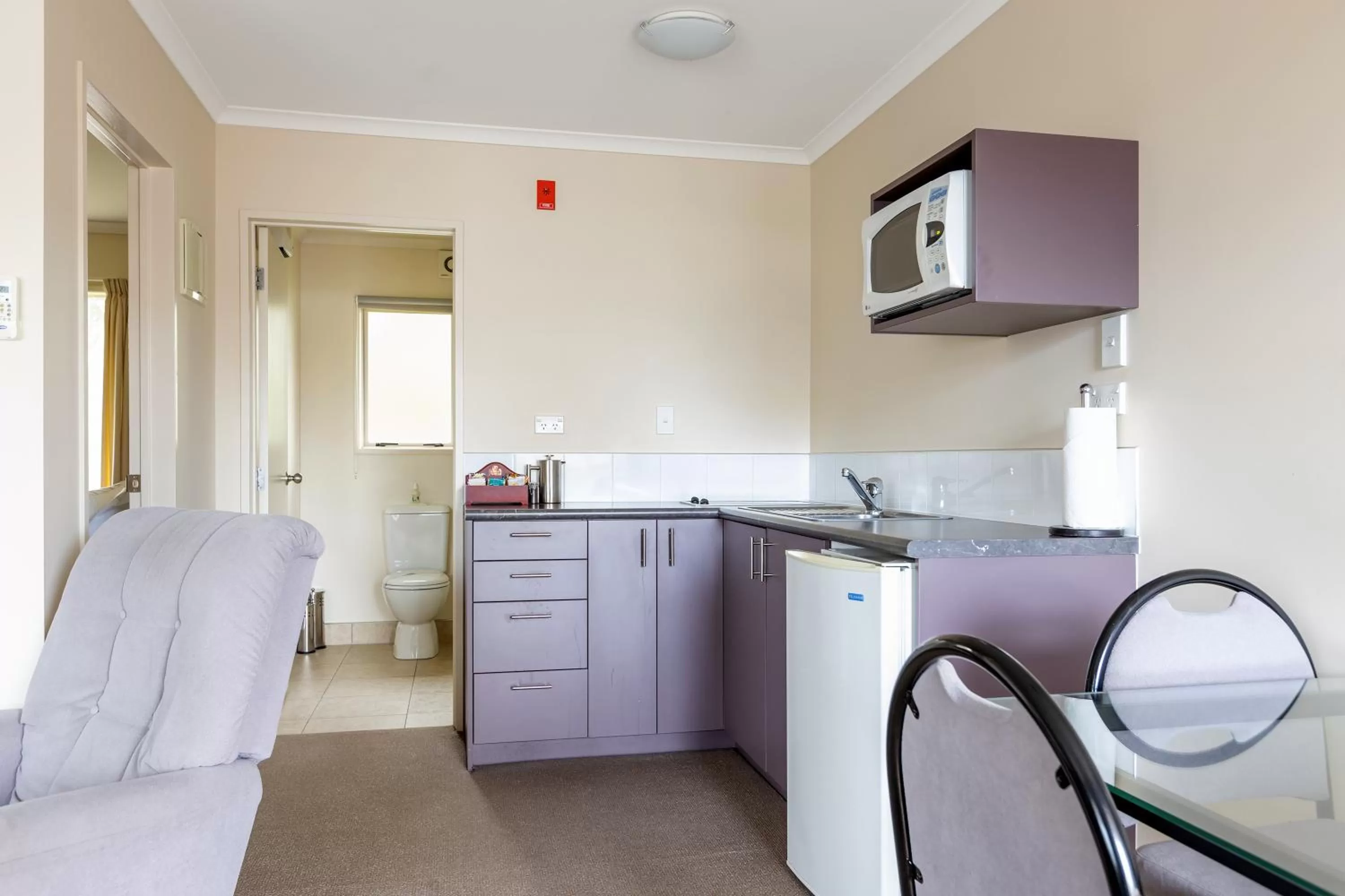 Kitchen or kitchenette, Kitchen/Kitchenette in BK's Chardonnay Motor Lodge