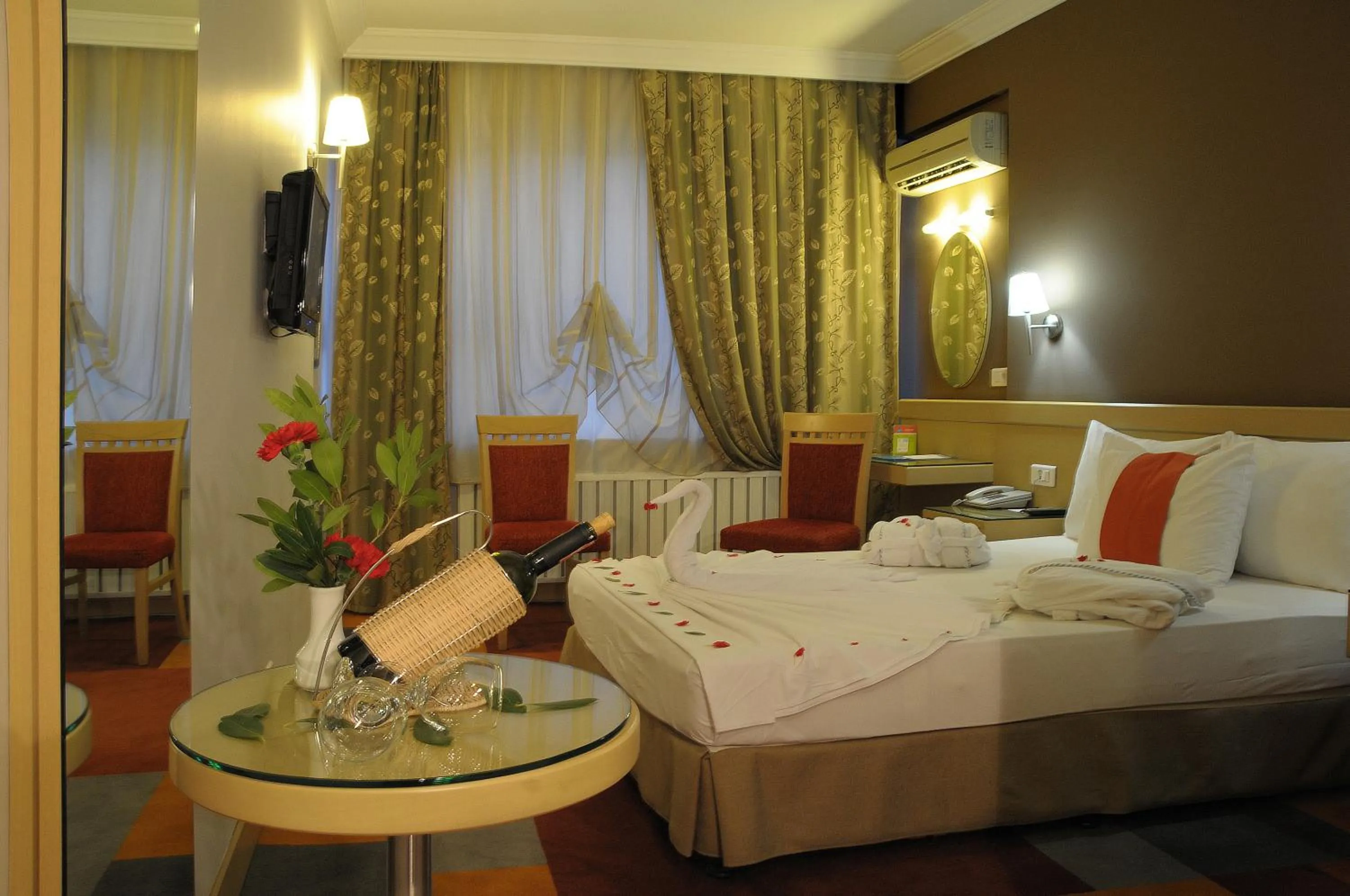 Photo of the whole room, Bed in SV Business Hotel Diyarbakır