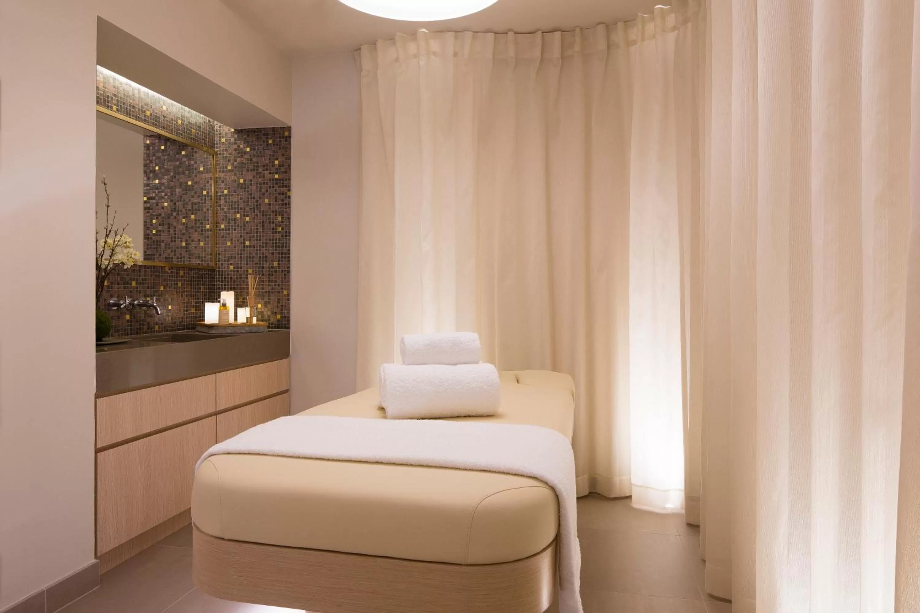 Fitness centre/facilities, Bed in Le Tsuba Hotel