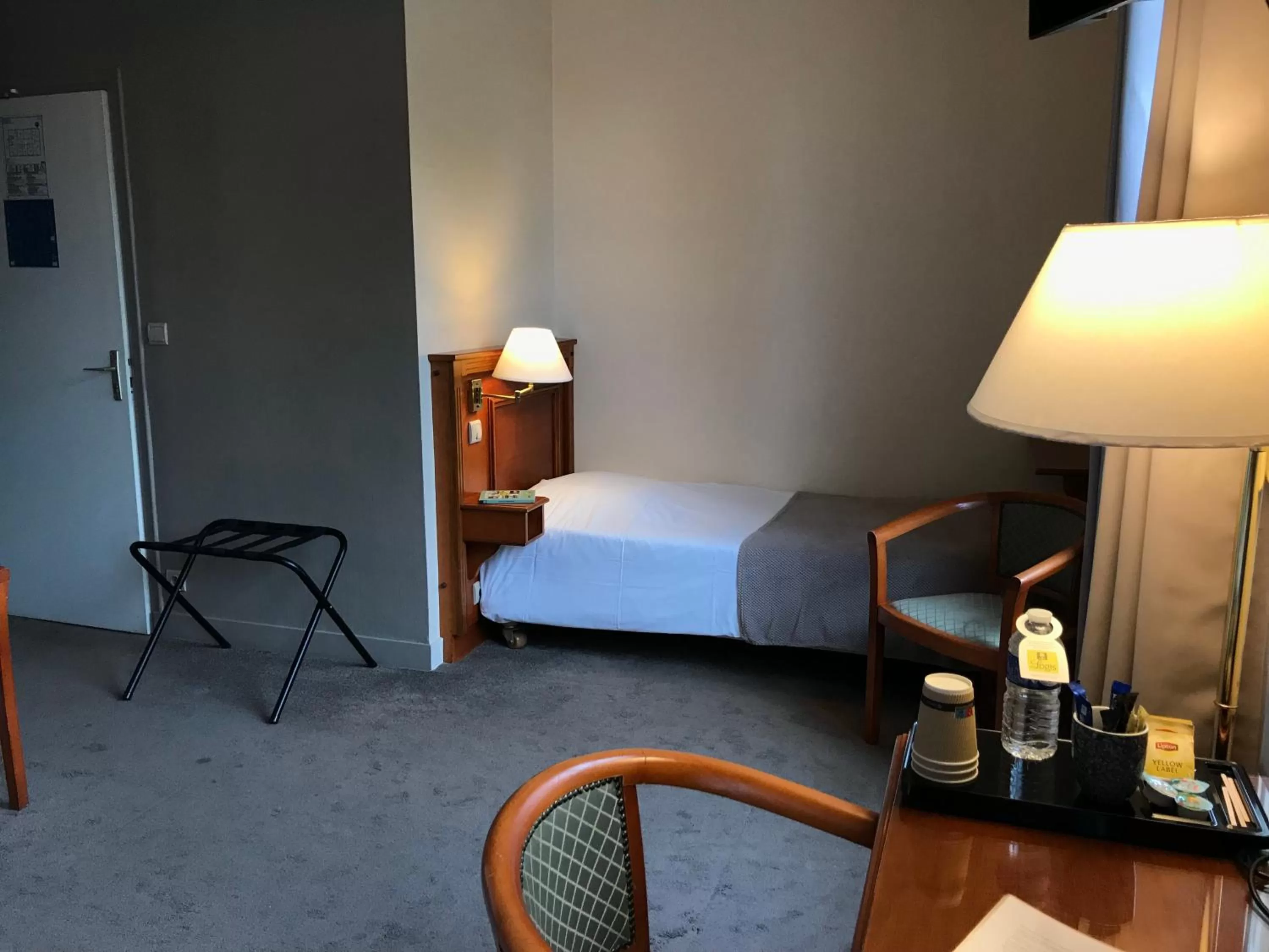 Bed in Logis Hôtel Les Airelles Neufchâtel En Bray