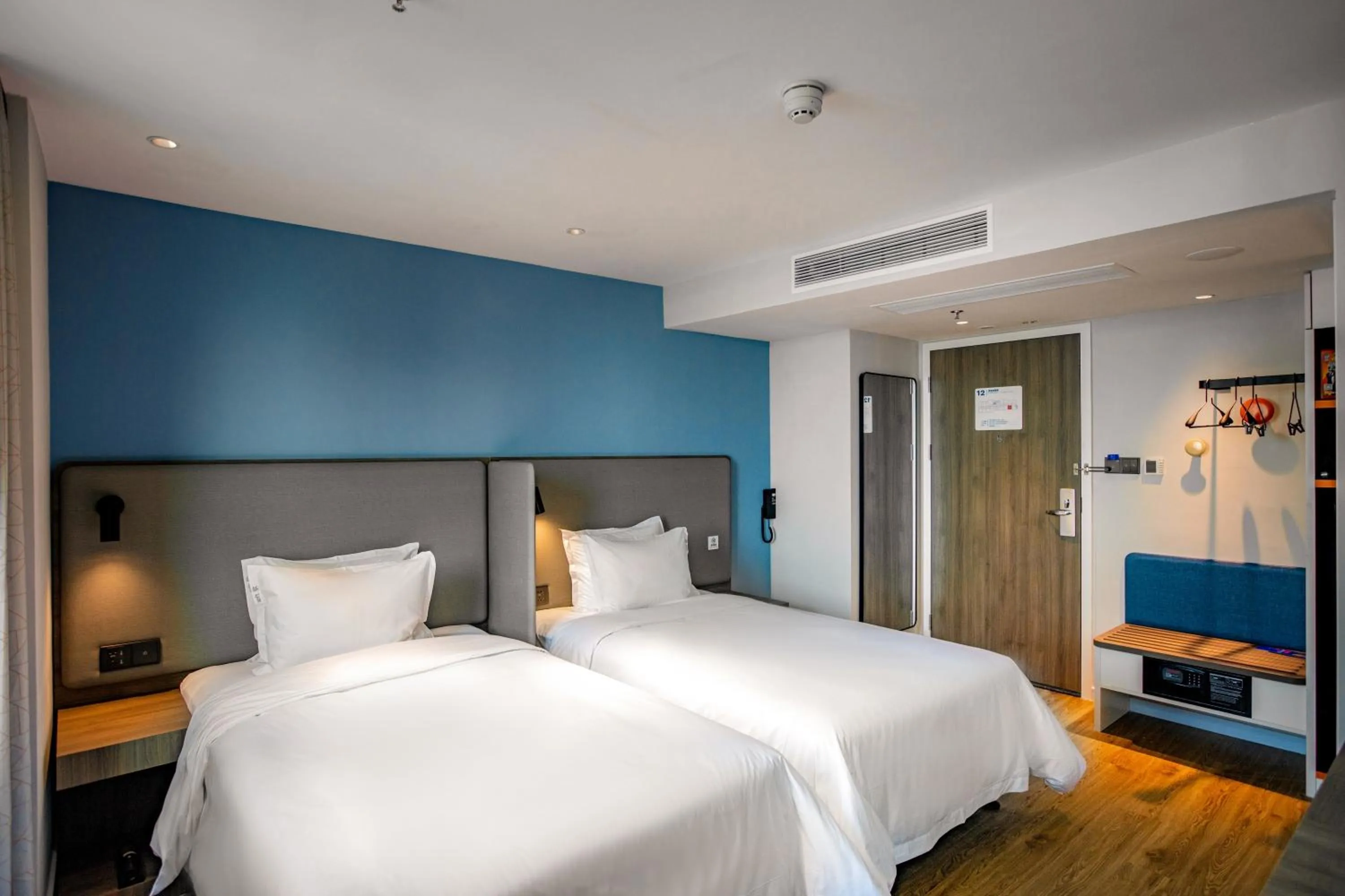 Bed in Holiday Inn Express Shantou City Center by IHG