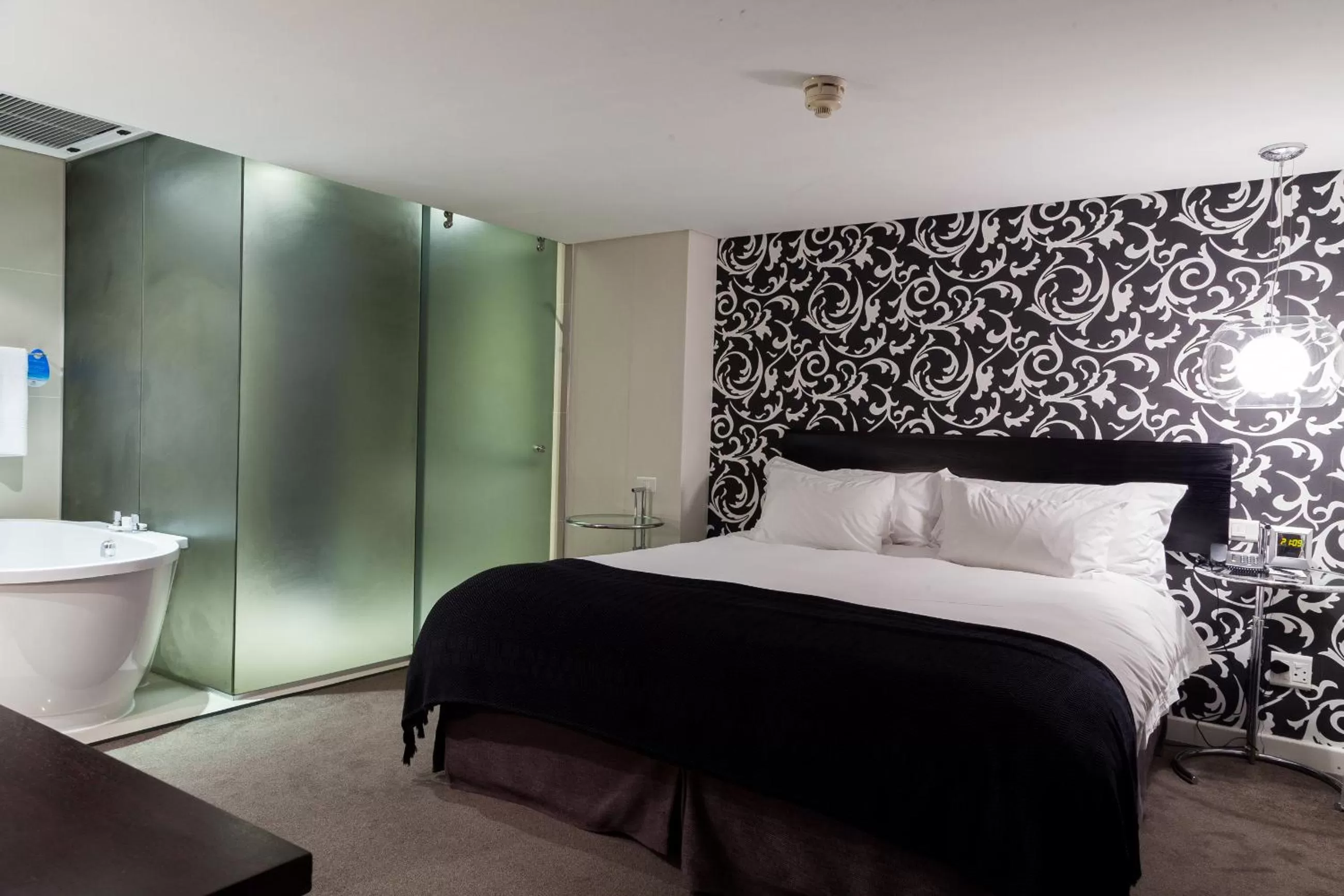 Bathroom, Bed in Colosseum Hotel