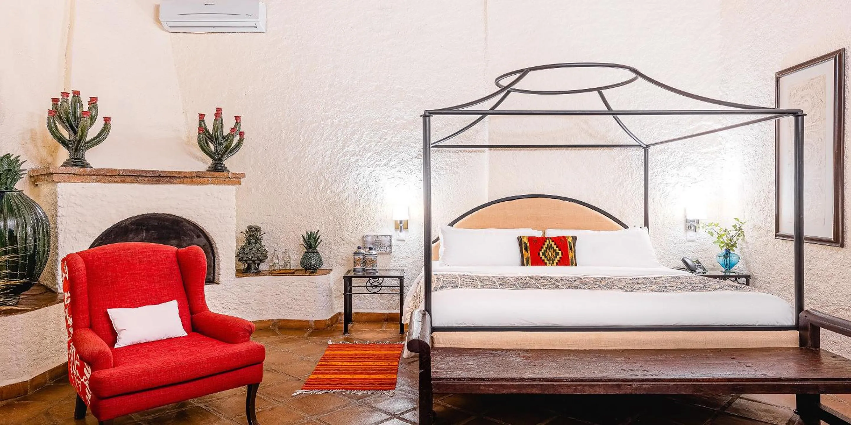 Photo of the whole room, Bed in Hacienda El Santuario San Miguel de Allende