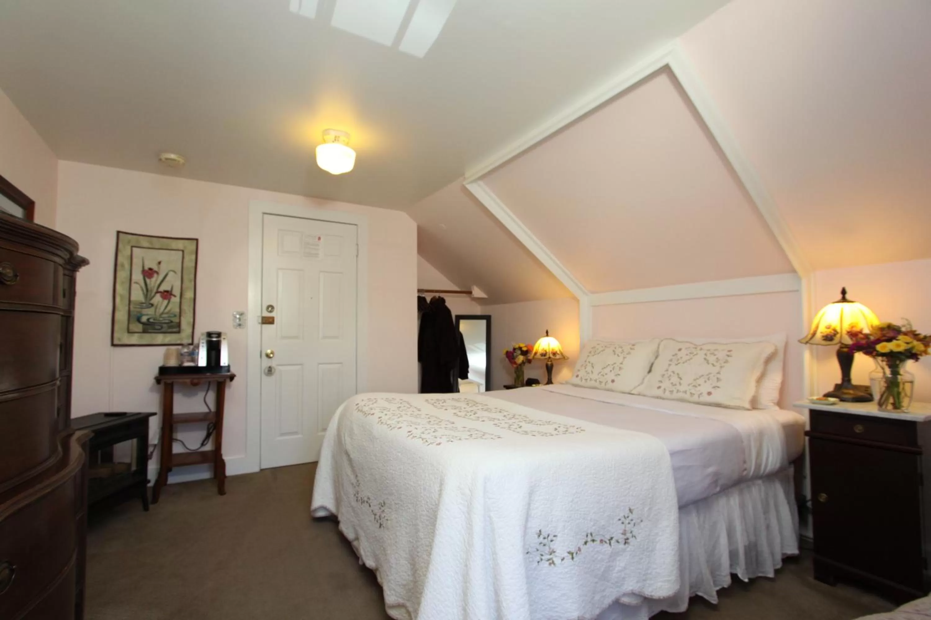 Bed in Olallieberry Inn Bed and Breakfast