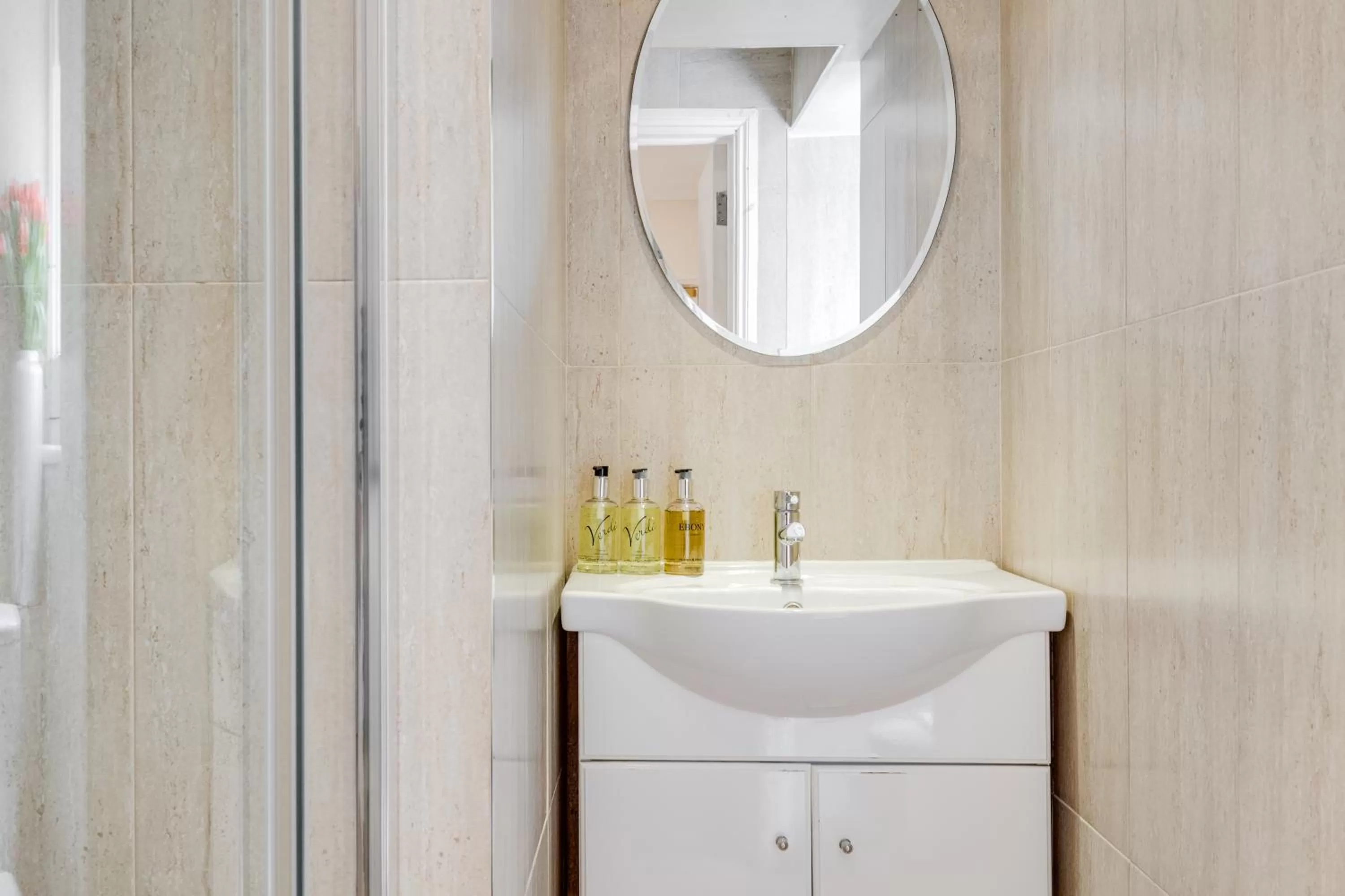 Bathroom in 1 Lexham Gardens Hotel