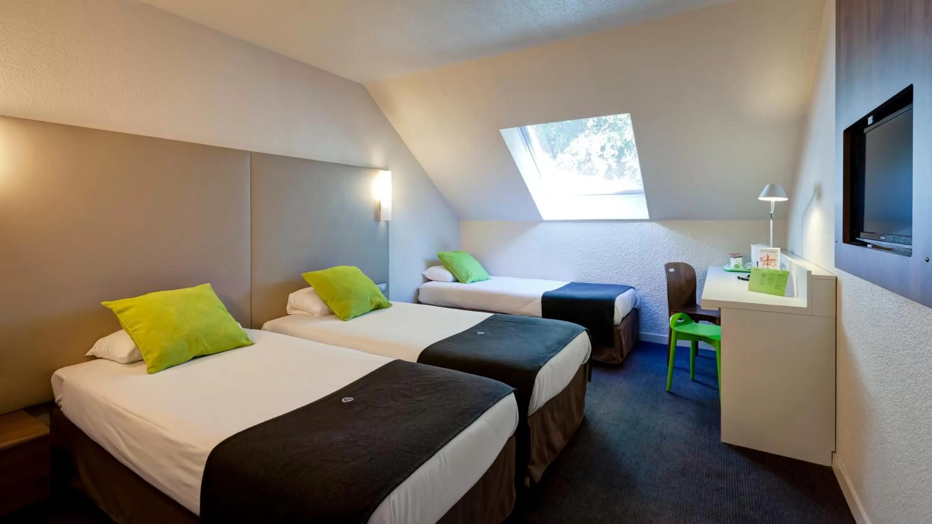 Shower, Bed in Campanile Genève - Ferney-Voltaire