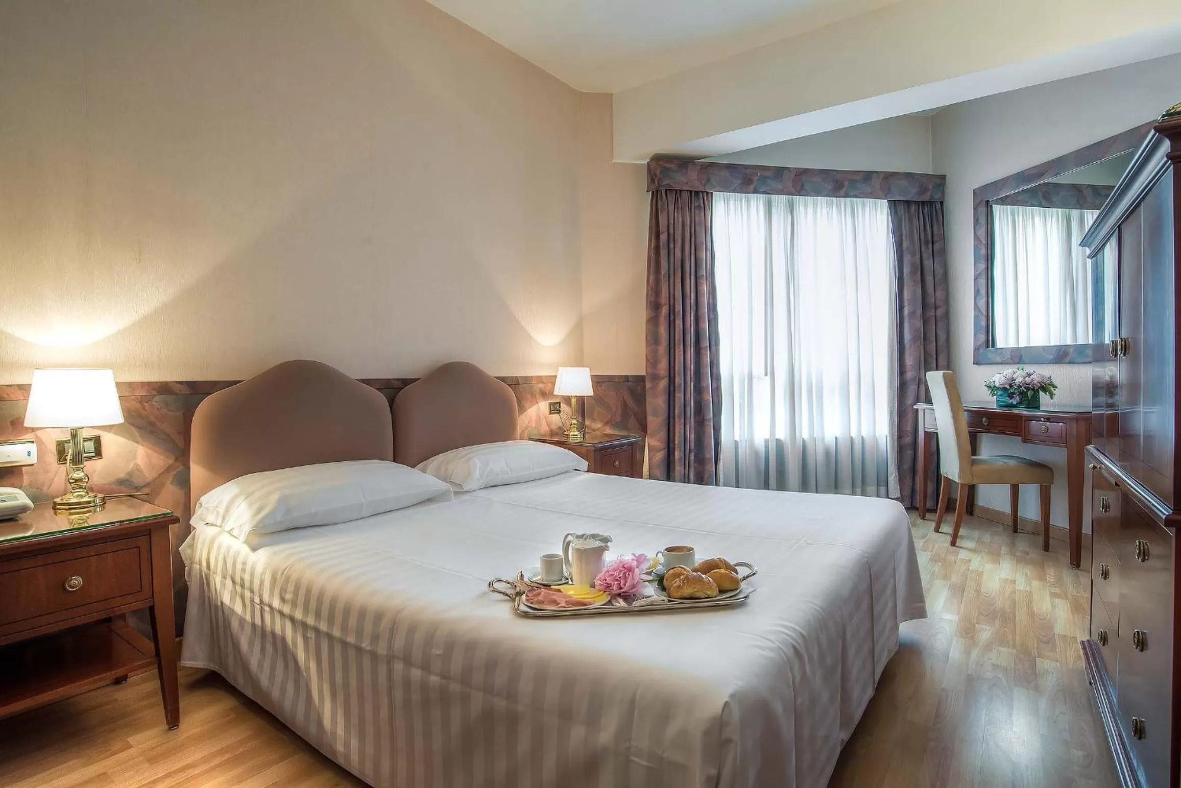 Day, Bed in Mini Palace Hotel