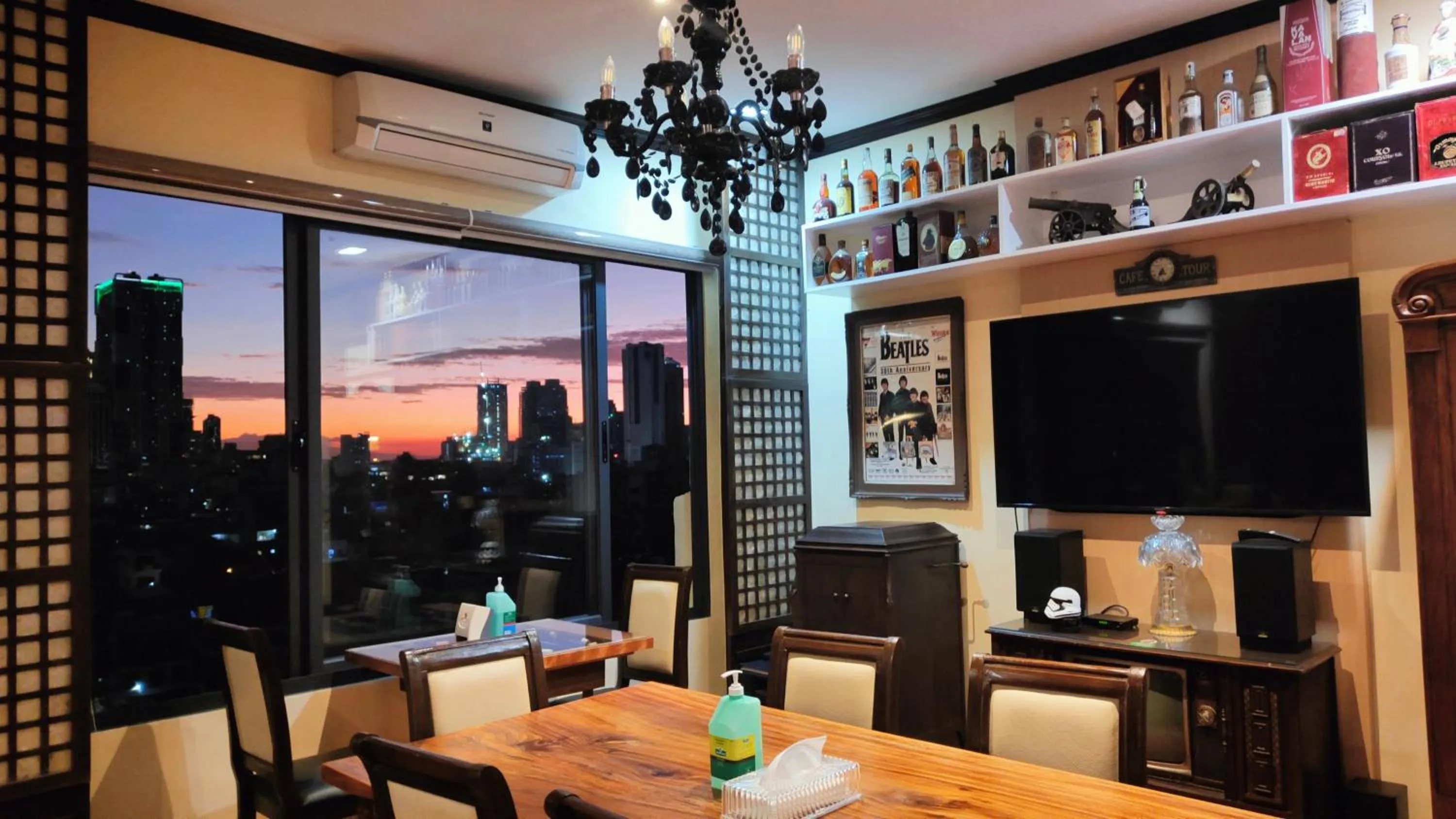 Restaurant/places to eat in Heroes Hotel