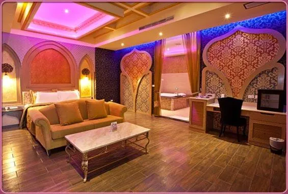 Decorative detail, Bed in Wei Feng Hotel - Kaohsiung