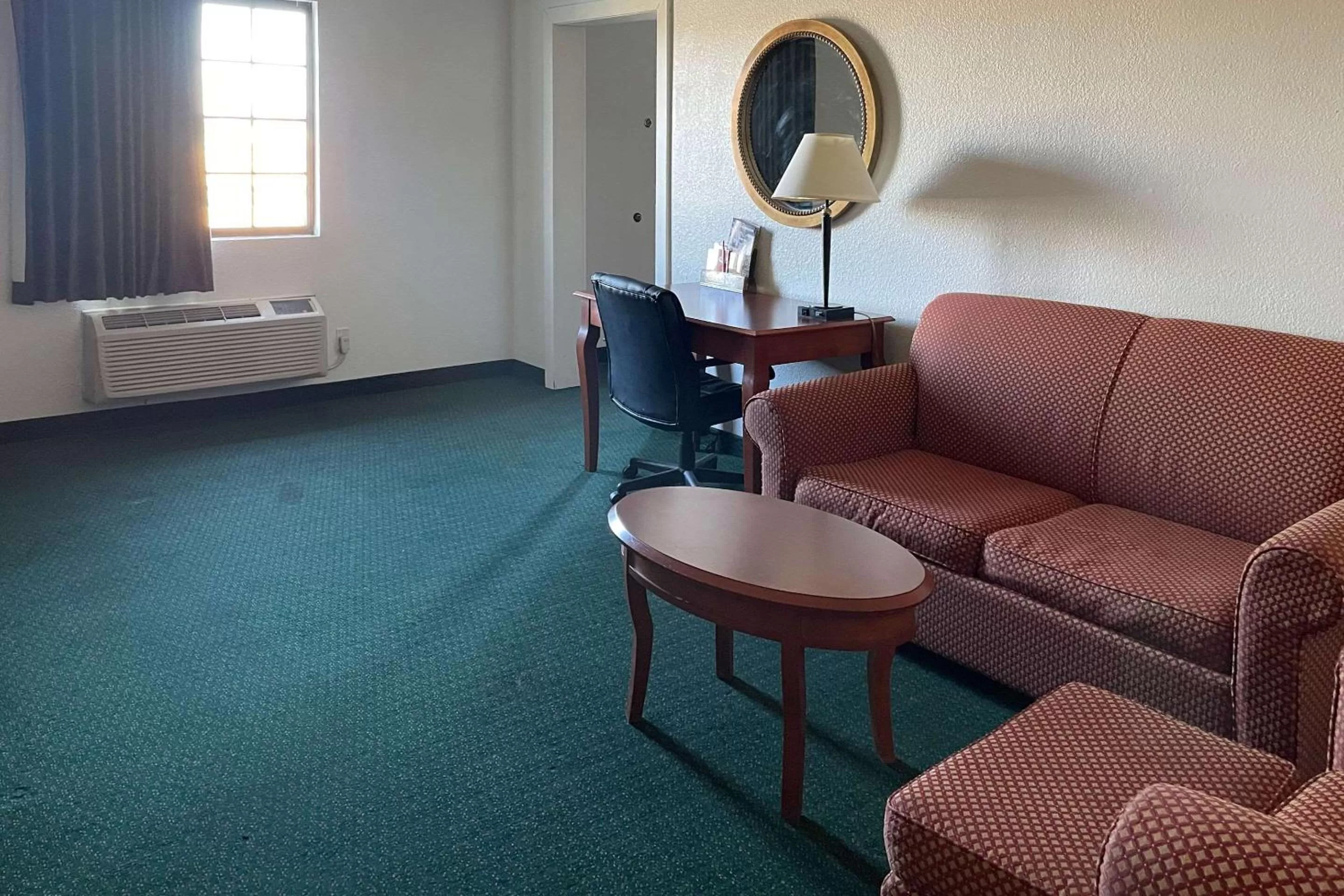 Bedroom in Econo Lodge Kalamazoo near Wings Stadium