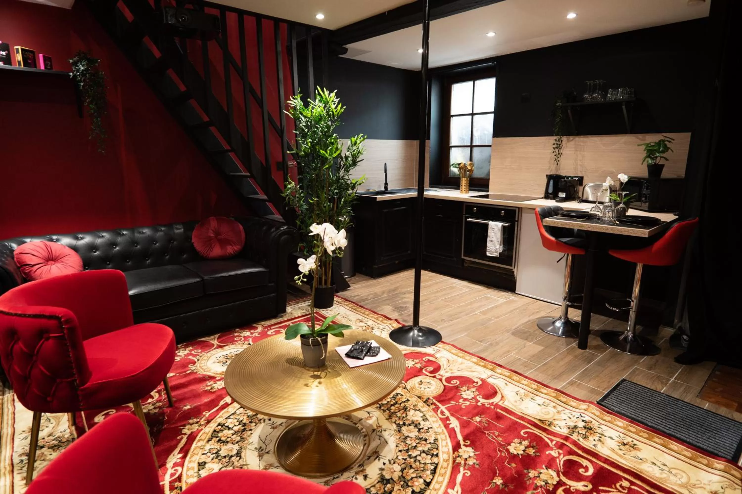 Property building in Capsule Secret - Jacuzzi - Netflix & Home cinéma - Jeux de couple - Barre de pole dance