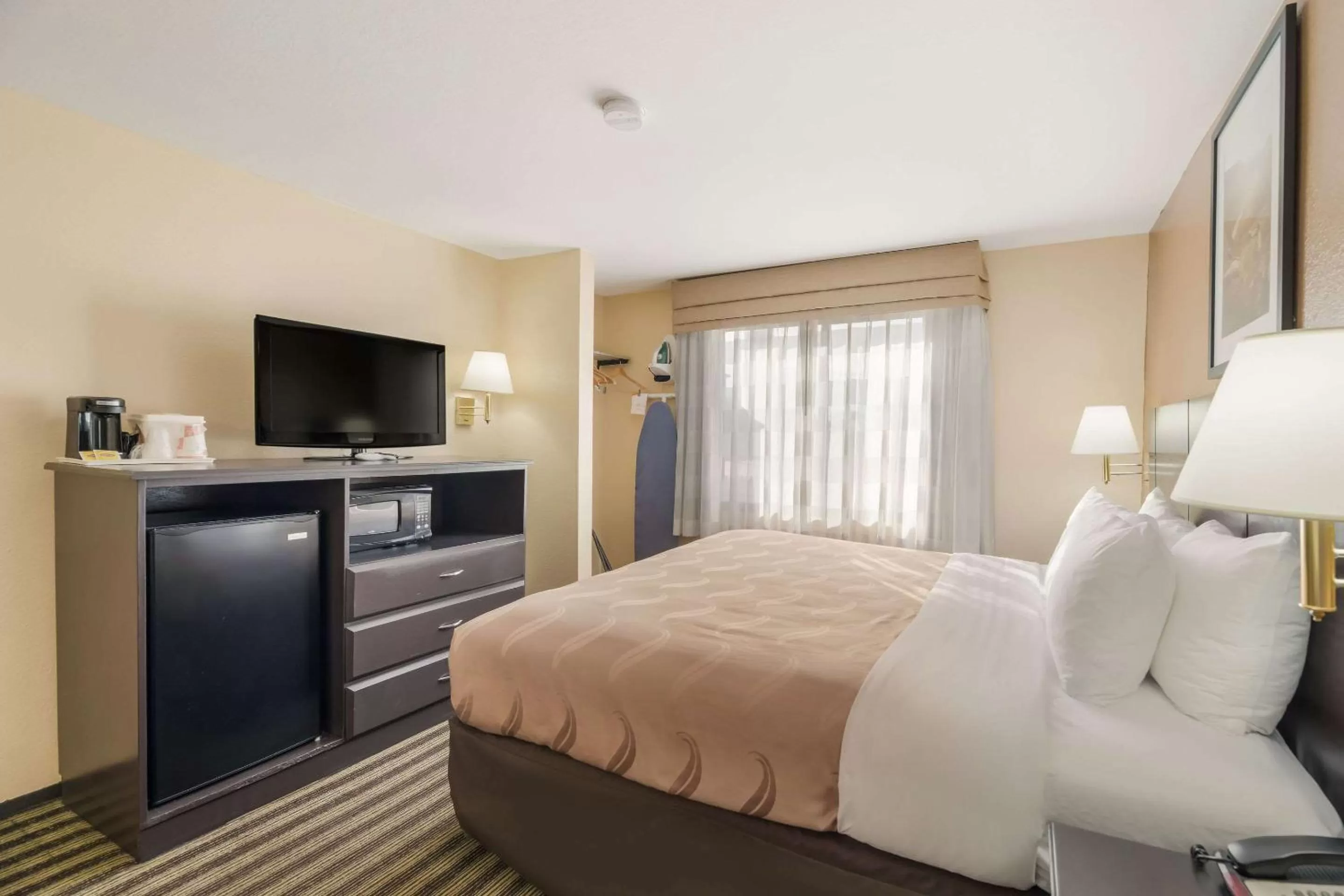 Photo of the whole room, Bed in Quality Inn Clovis