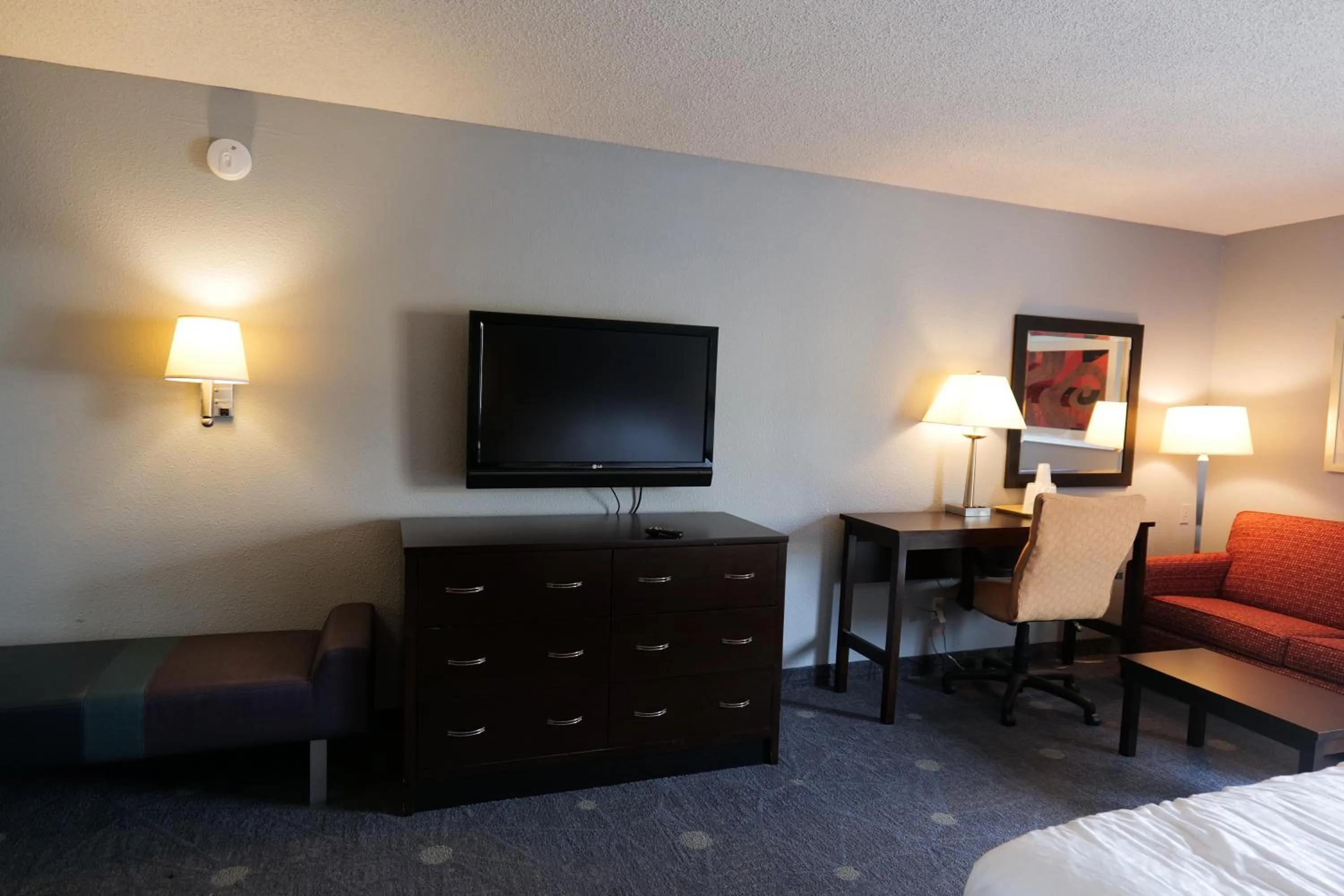 Seating area, Bed in Baymont by Wyndham Flint Airport North