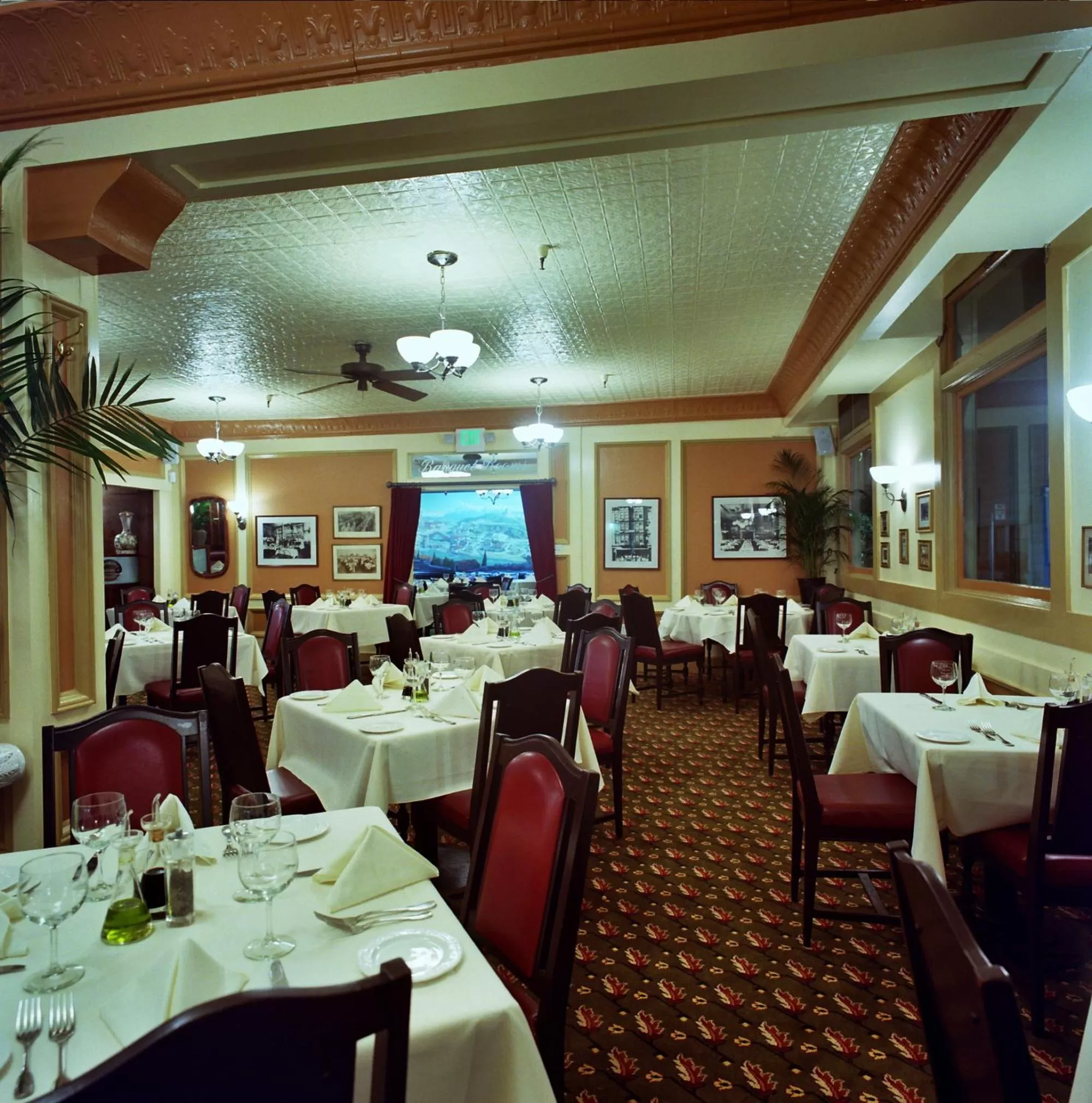 Restaurant/places to eat in San Remo Hotel