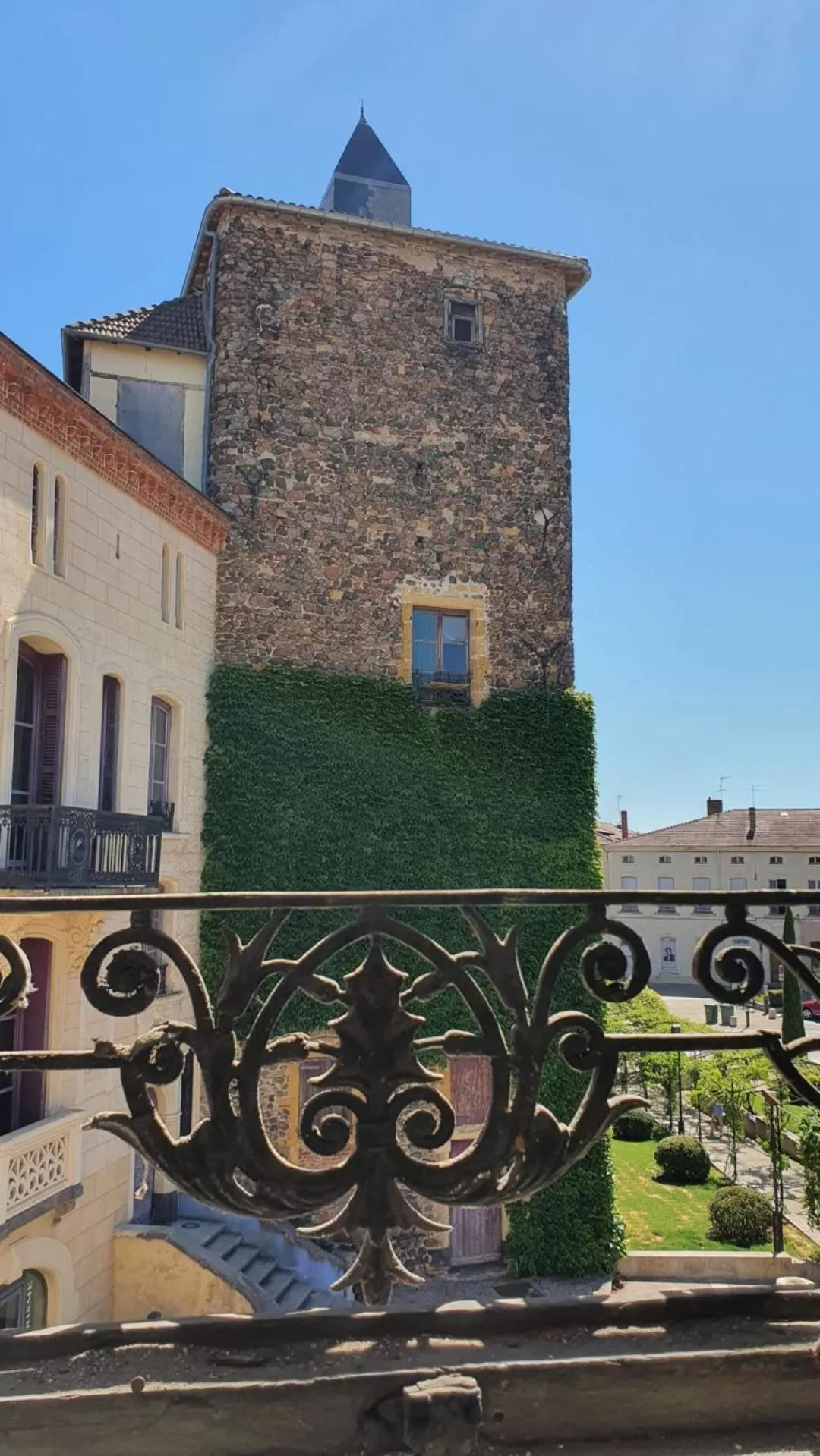 Day, Property Building in Mage hôtels - Hôtel la grenette - Brasserie Bonté Divine