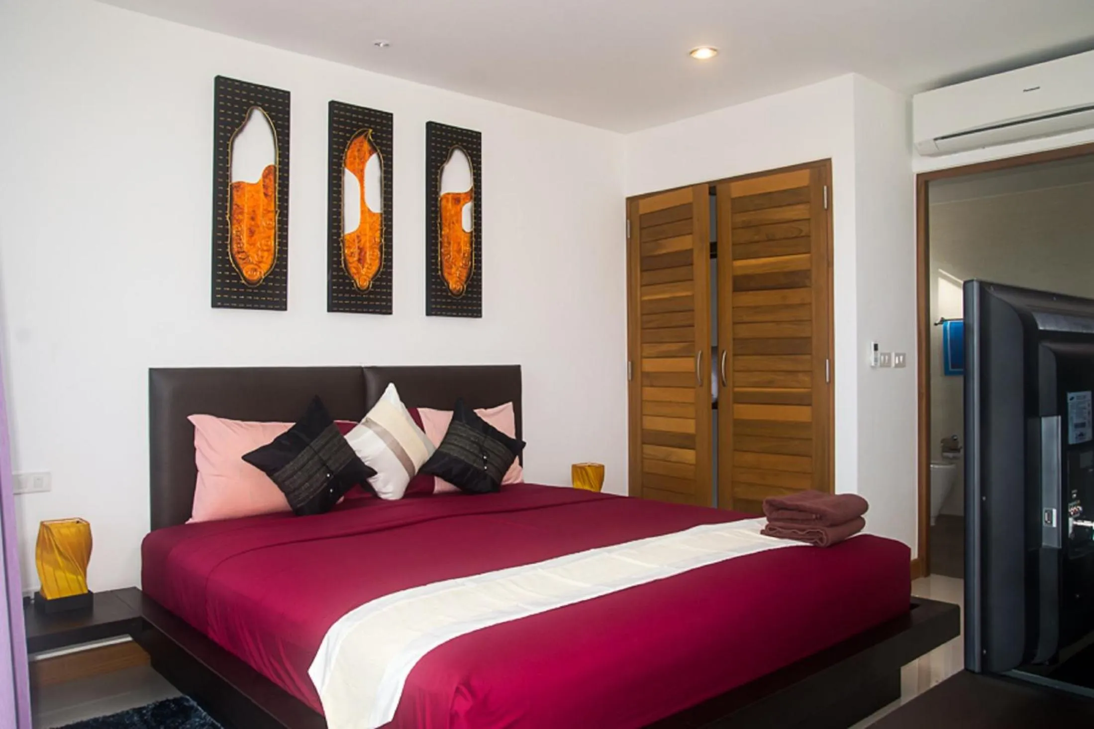 Bed in Tropical Sea View Residence