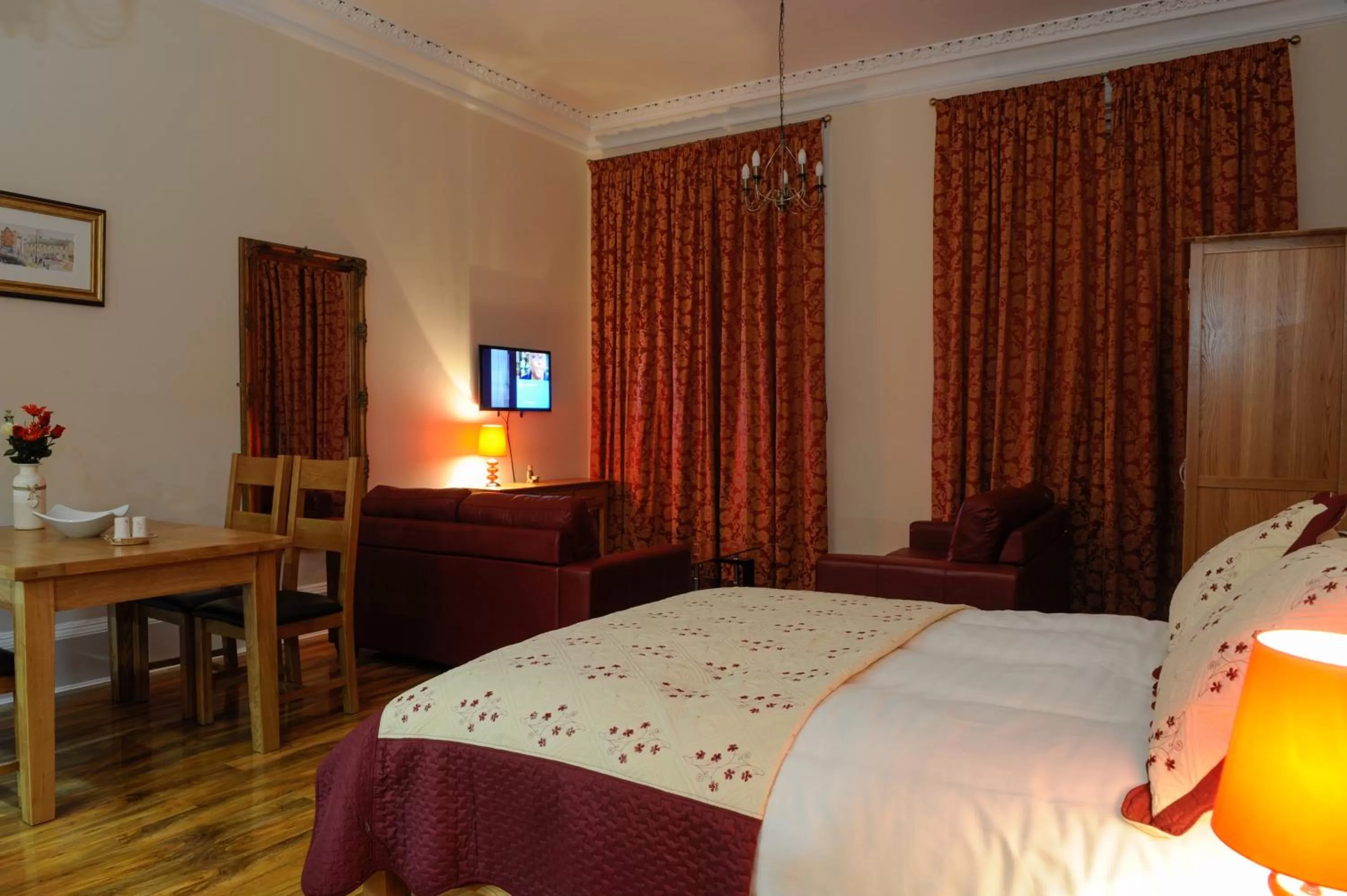 Living room, Bed in Edinburgh City Suites