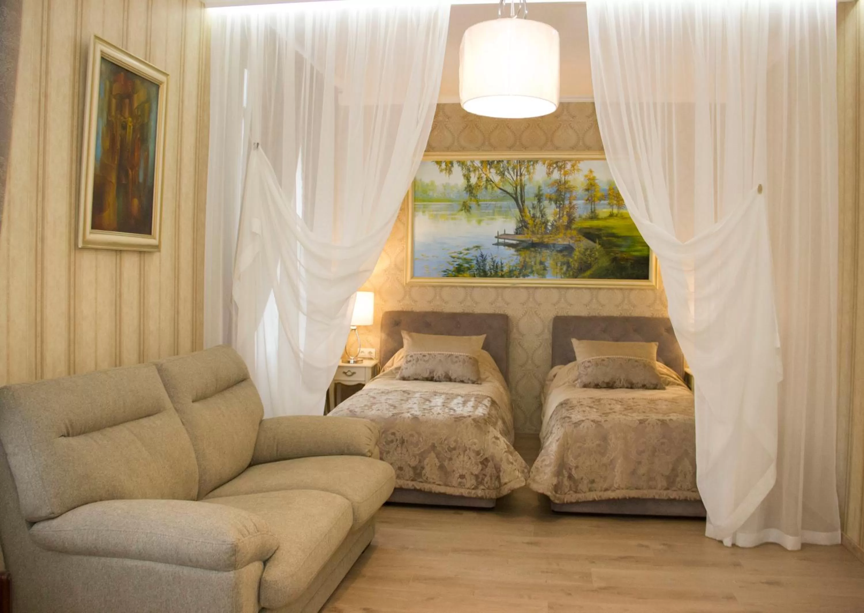 Bed, Seating Area in Hotel "Mandarin Clubhouse"