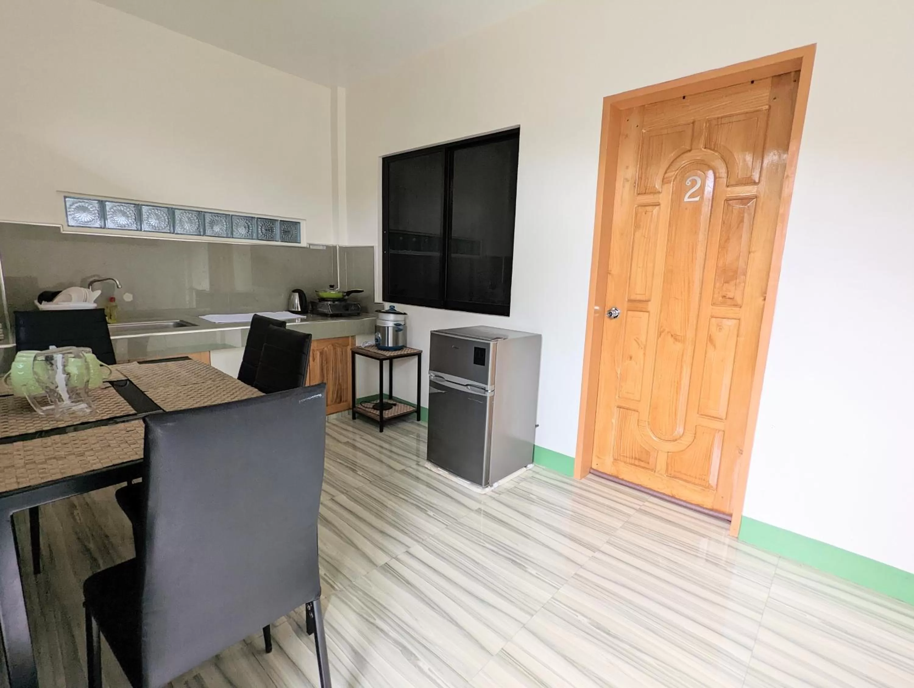 Kitchen/Kitchenette in Charlina Inn Panglao