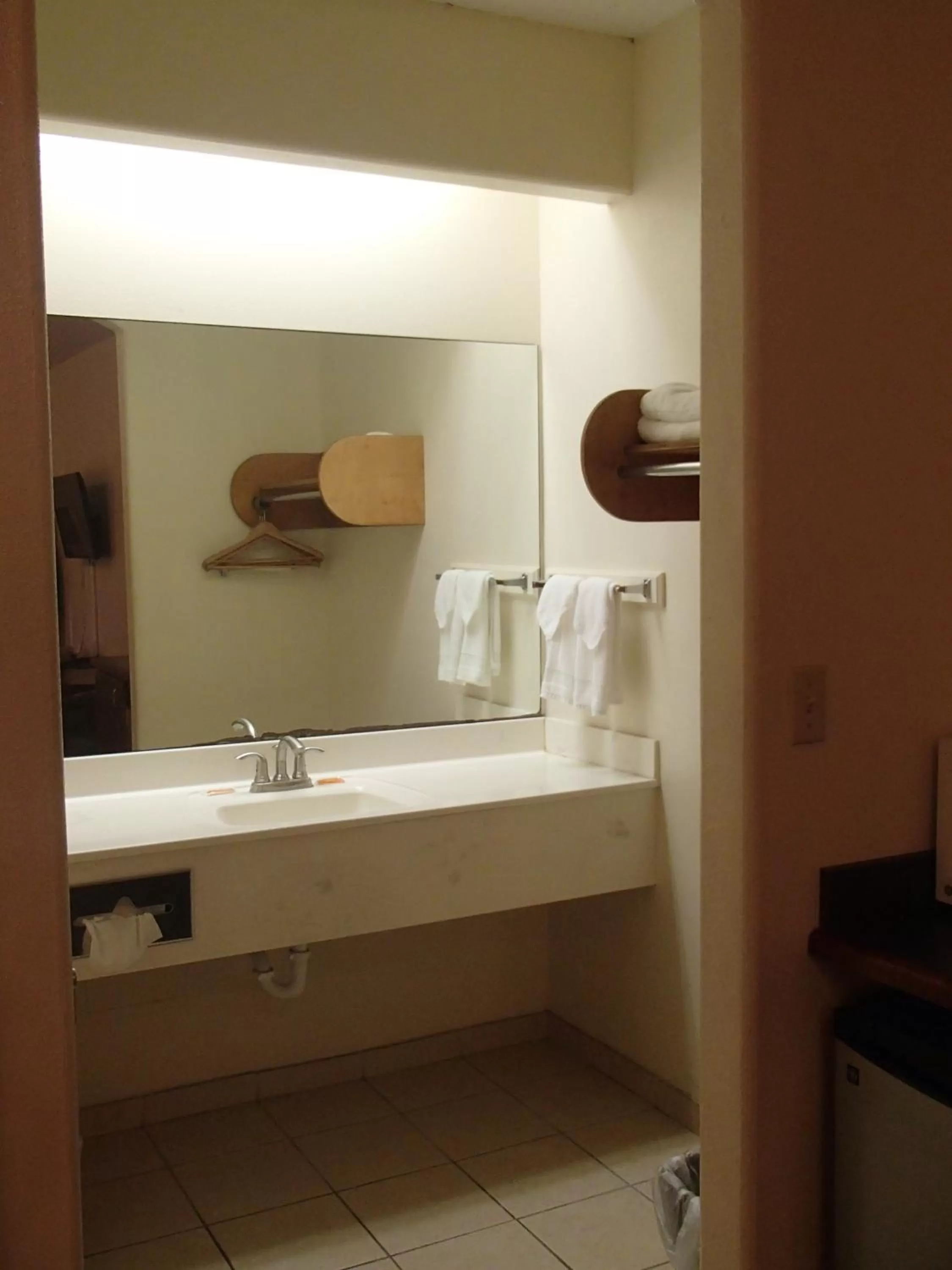 Bathroom in Flamingo Inn