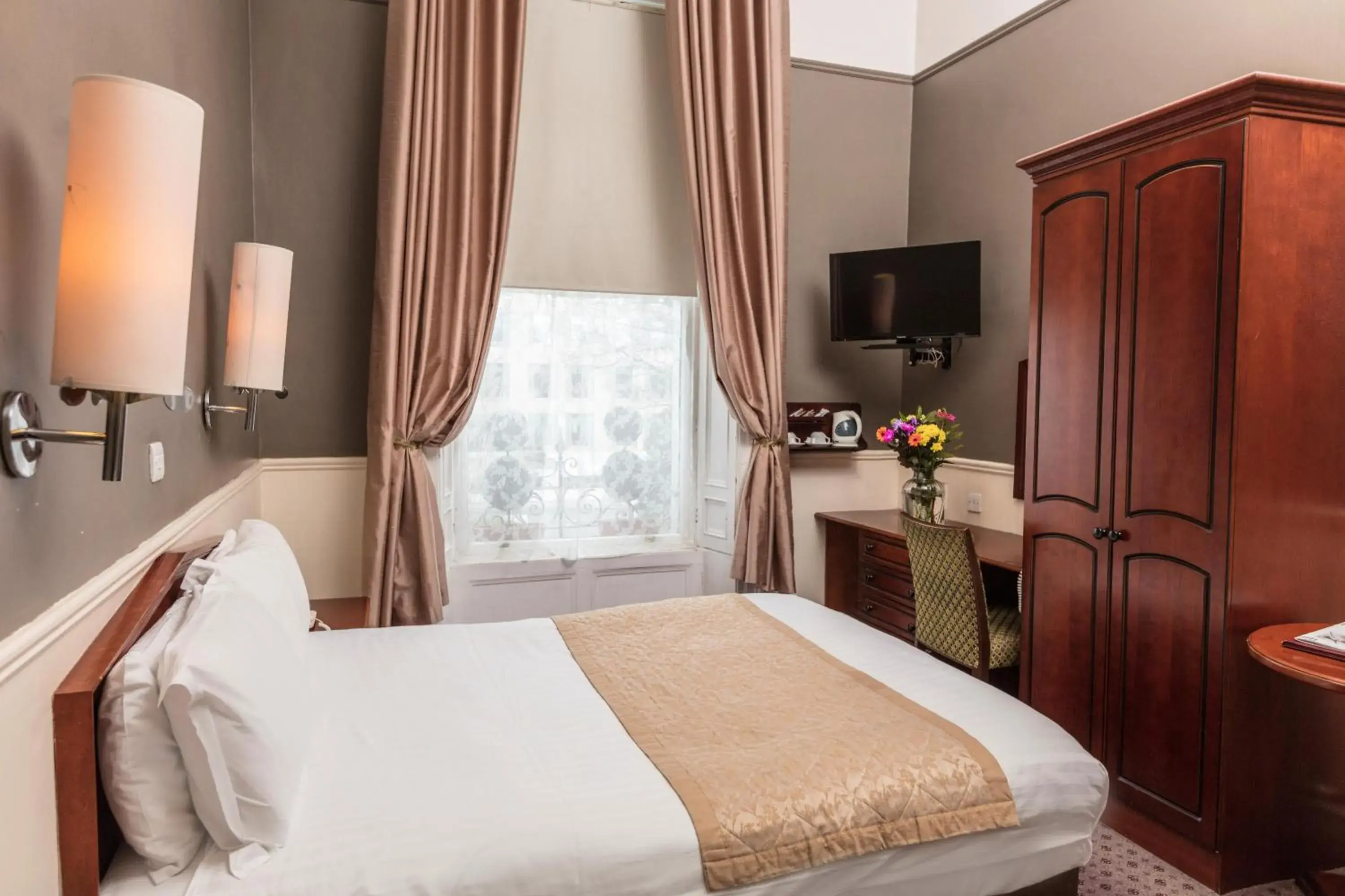 Double Room in The Lansdowne Hotel Double Room in The Lansdowne Hotel