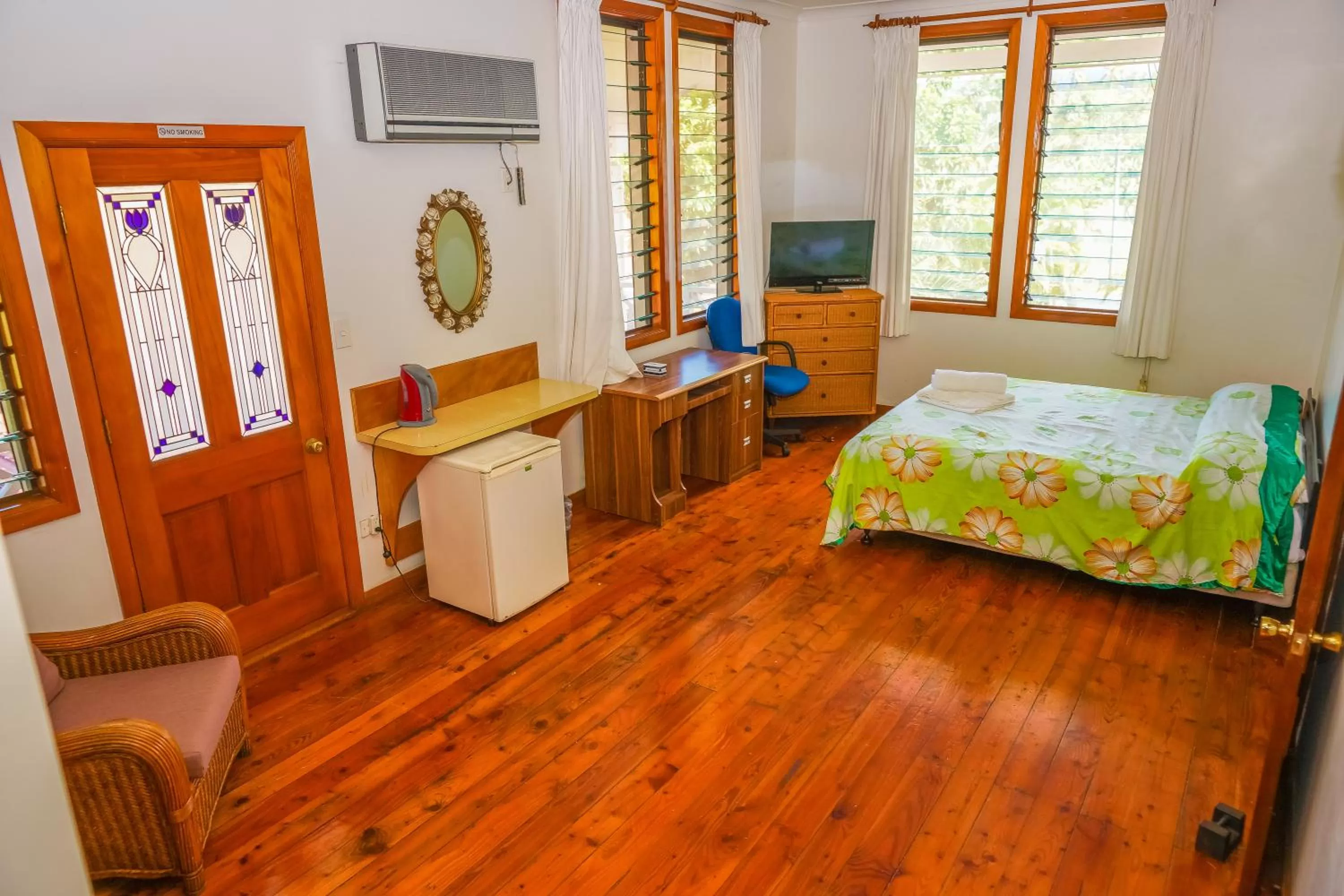 Photo of the whole room, Bed in Lynn's Getaway Hotel