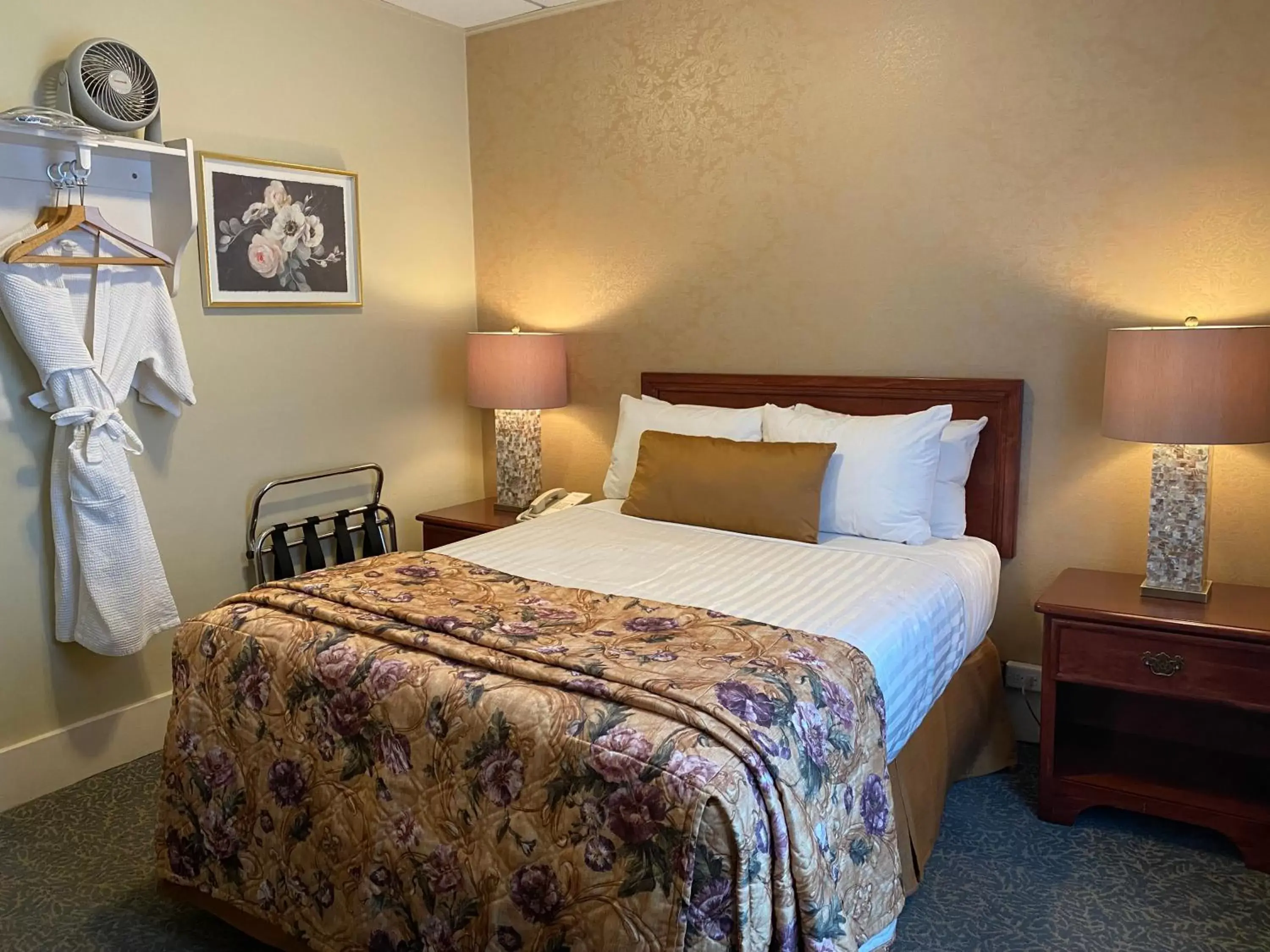 Double Room with Shared Bathroom in Kingston Hotel Double Room with Shared Bathroom in Kingston Hotel