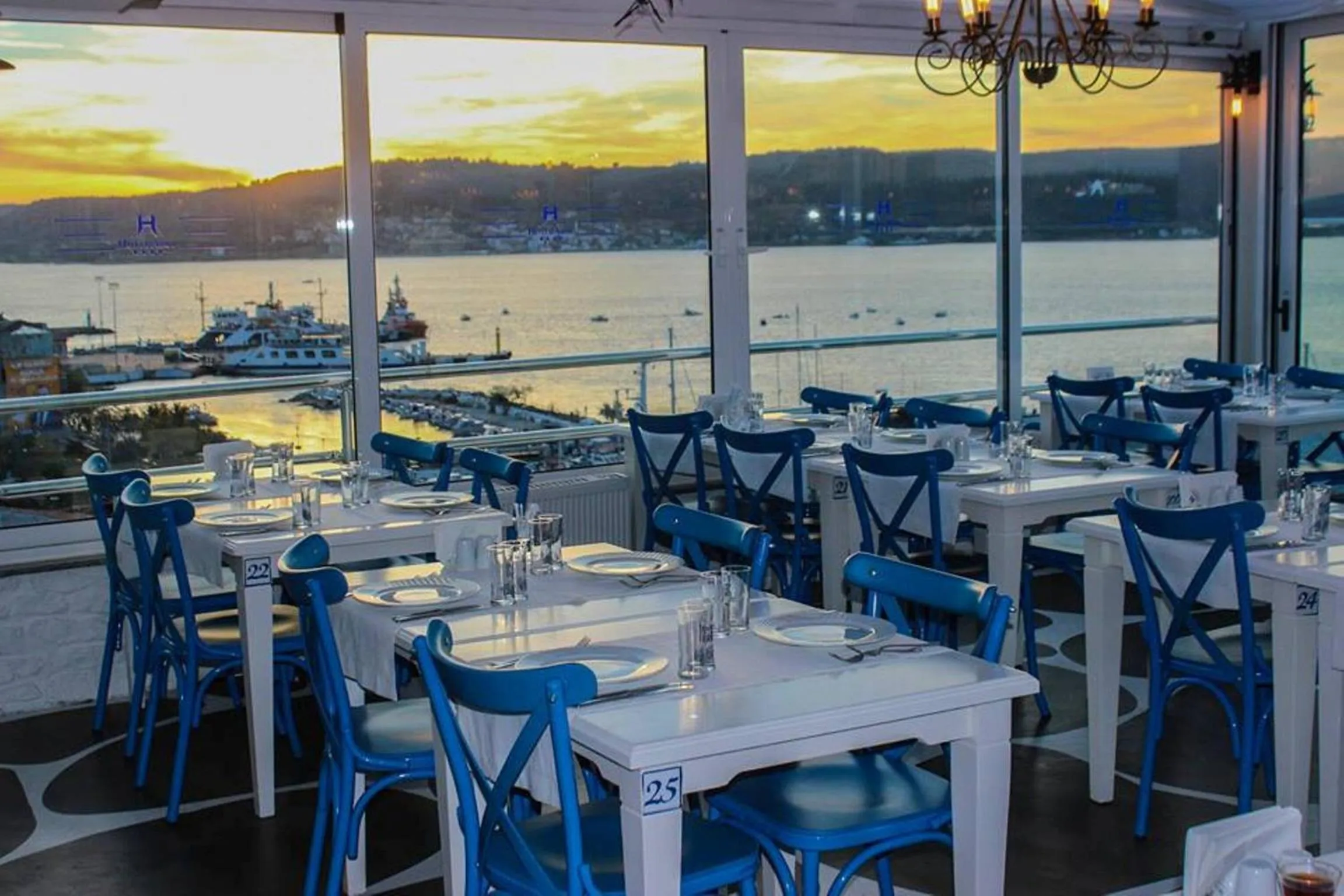 Restaurant/places to eat in Akol Hotel