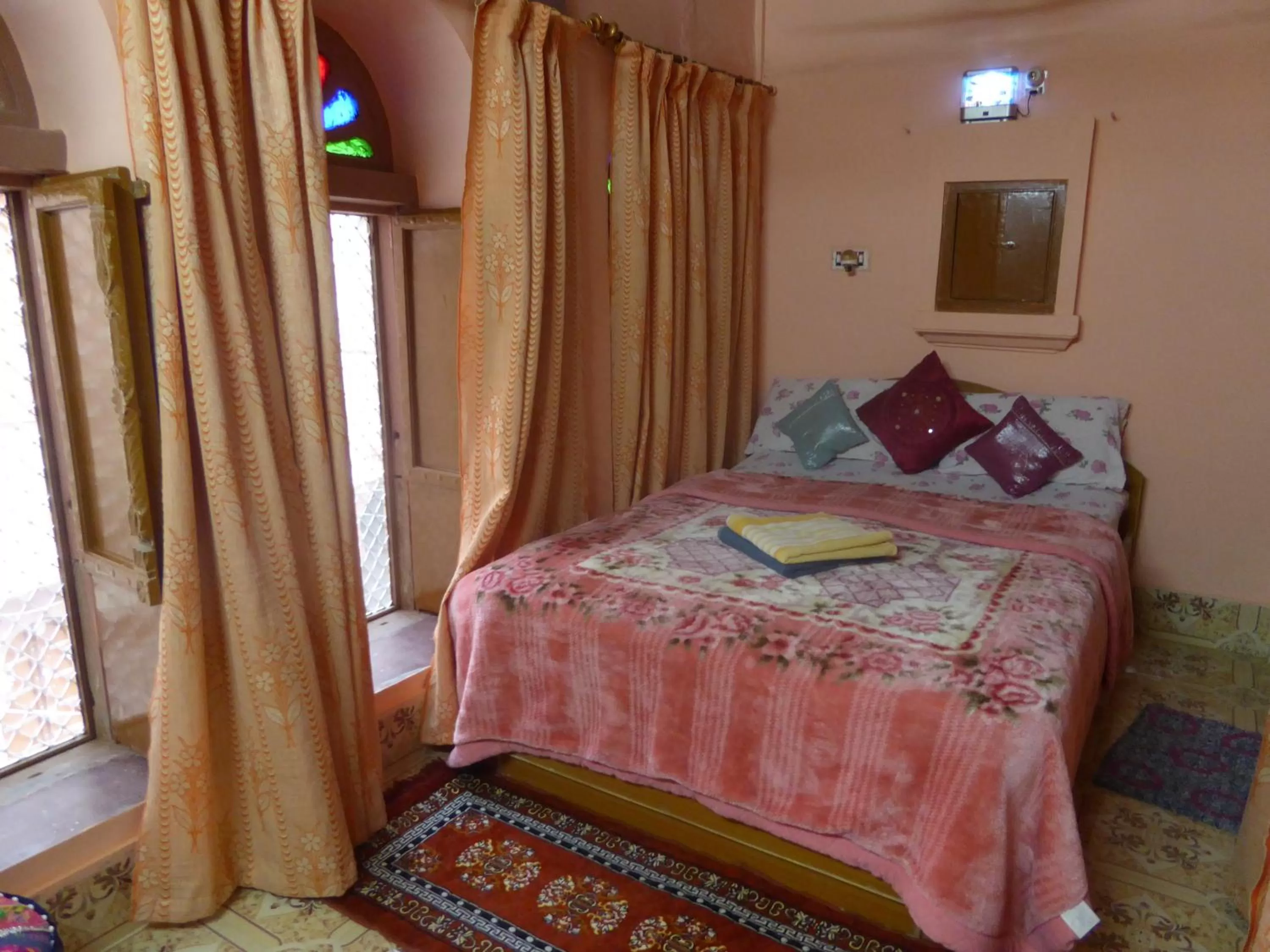 Bed in Tanisha Heritage Haweli