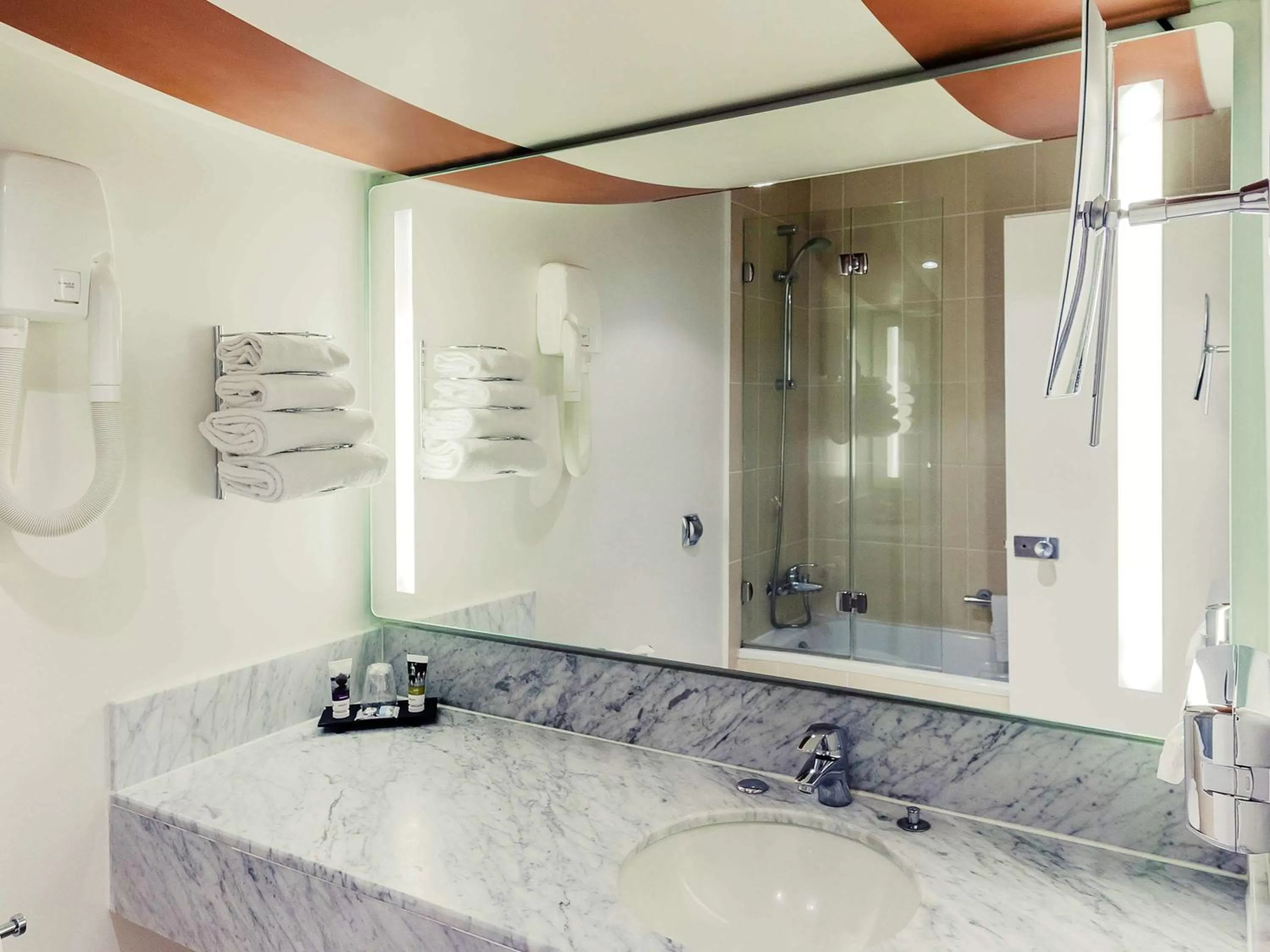 Photo of the whole room in Mercure Orléans Centre Bords de Loire