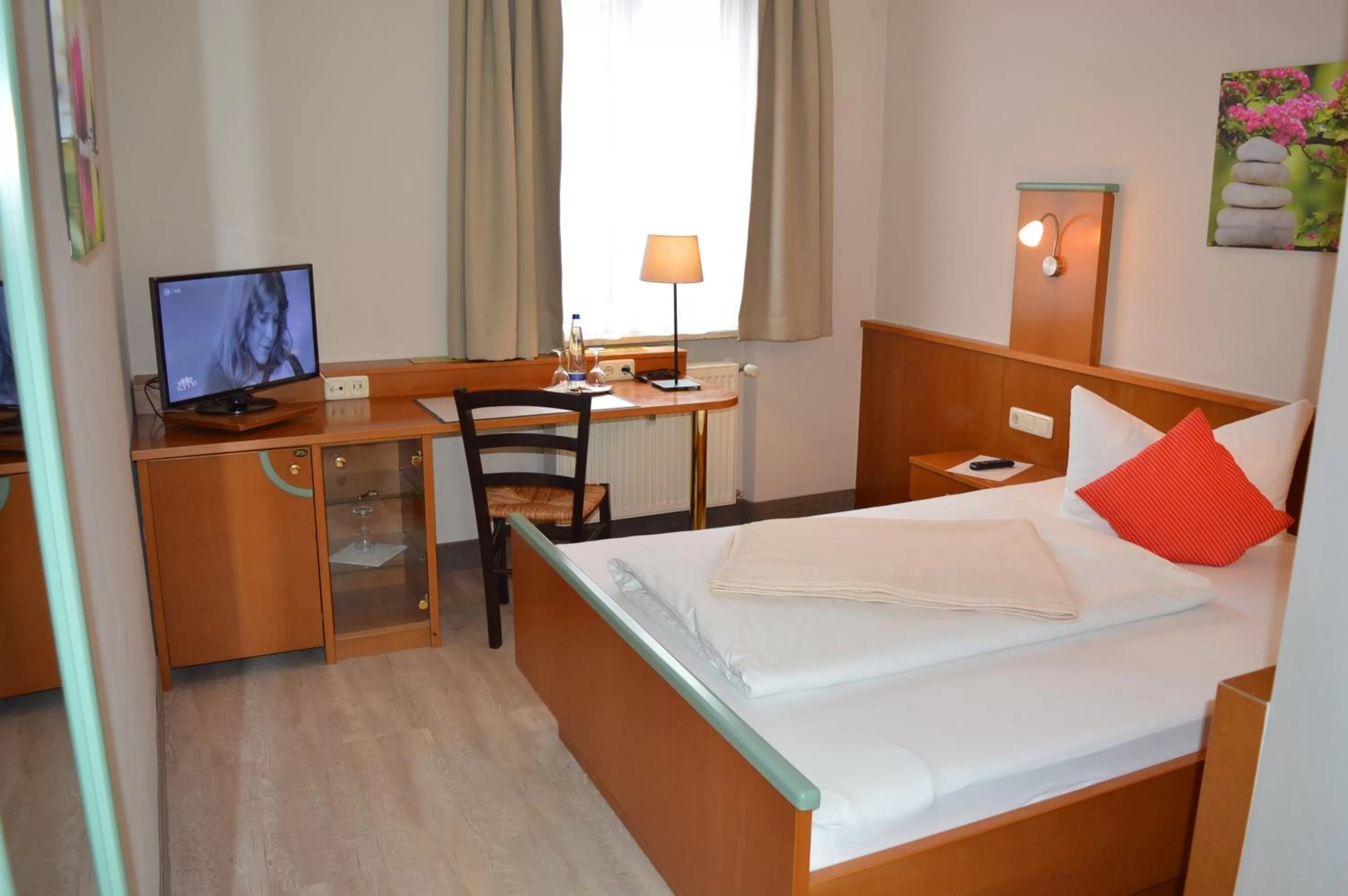 Photo of the whole room, Bed in Boardinghouse Hotel Münchner Hof Pfarrkirchen