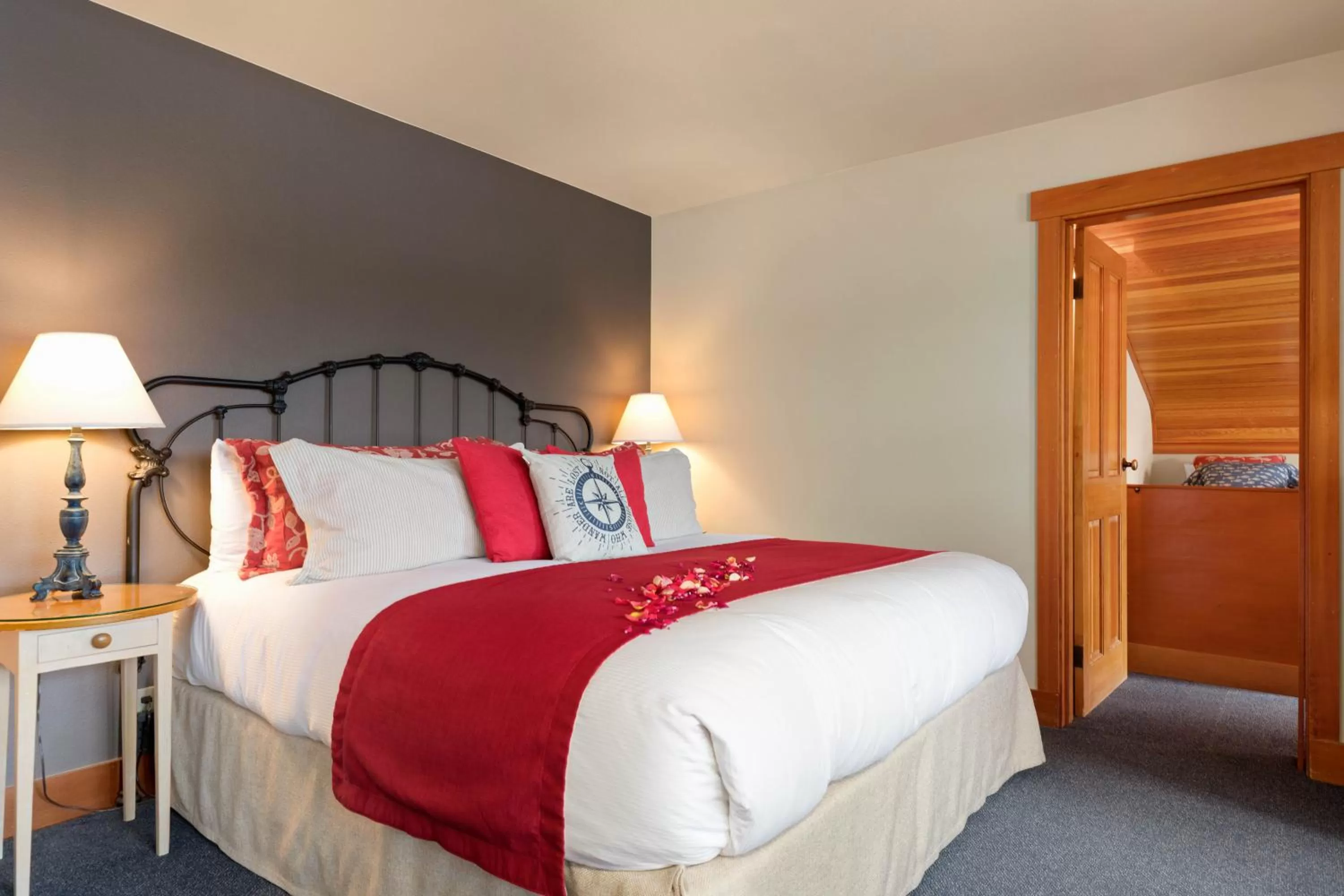 Bed in La Conner Channel Lodge