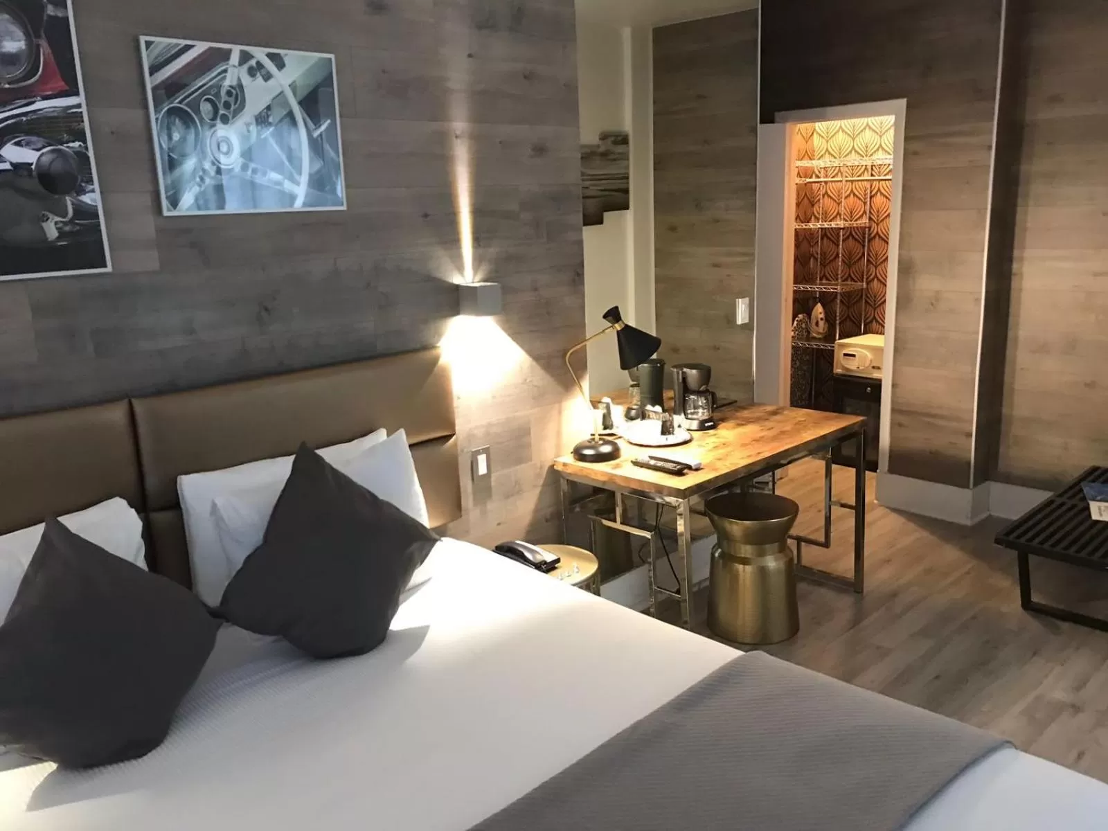 Coffee/tea facilities, Bed in Century Hotel