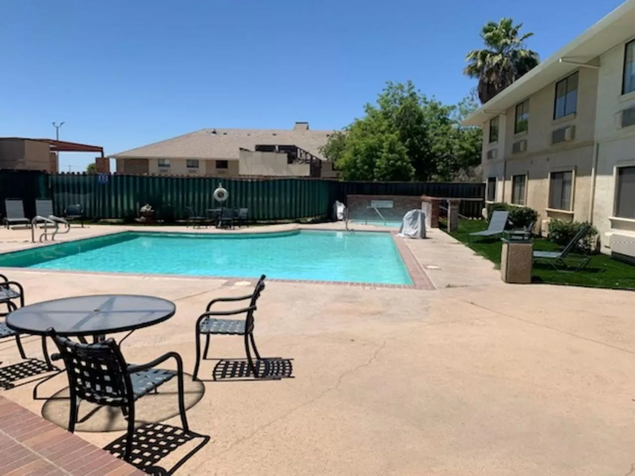 Swimming Pool in Modesto Hotel - Gateway to Yosemite