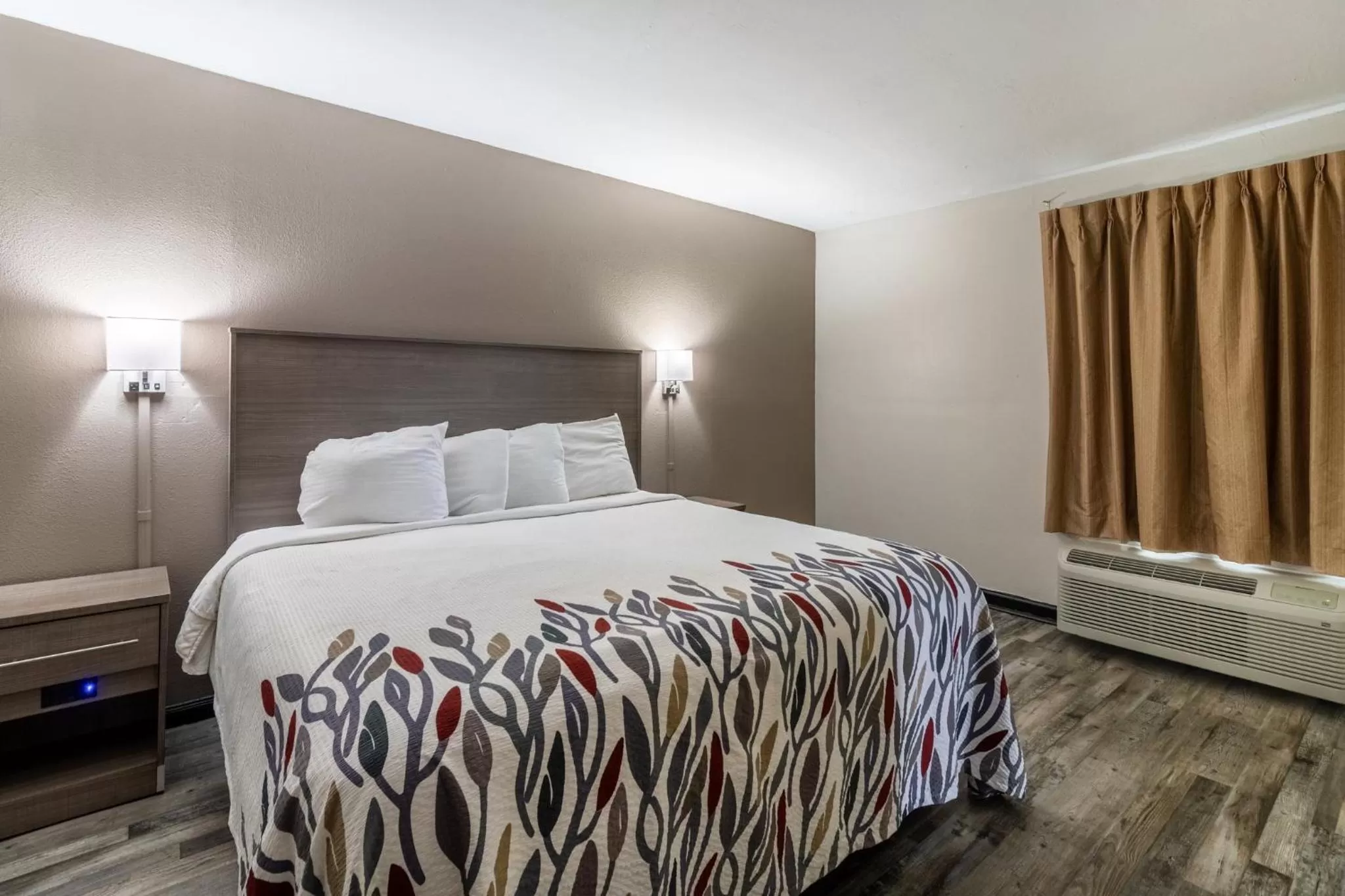 Suite King with Spa Bath Non-Smoking in Red Roof Inn & Suites Jackson, TN