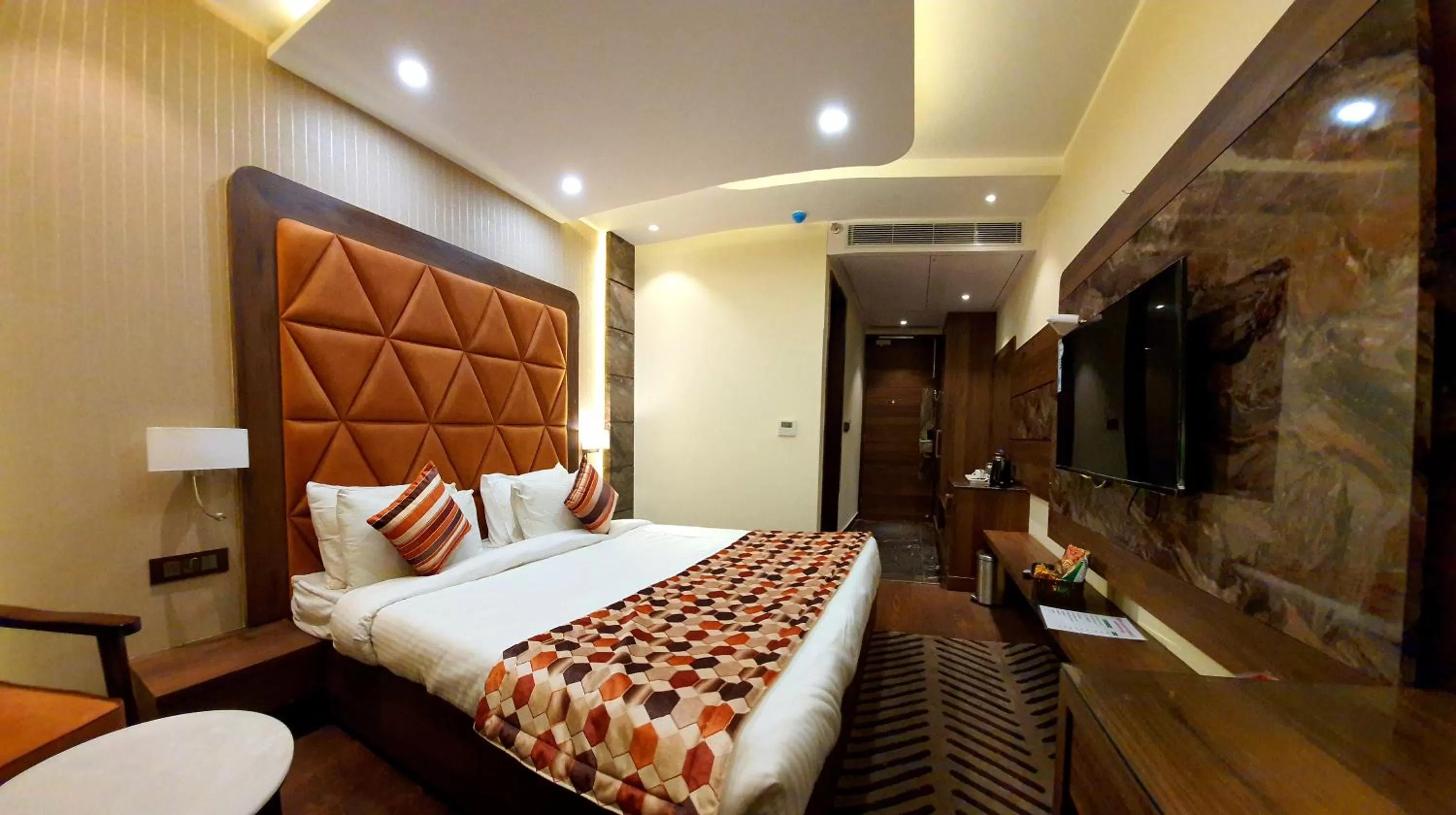 Bed in Hotel Makhan Residency