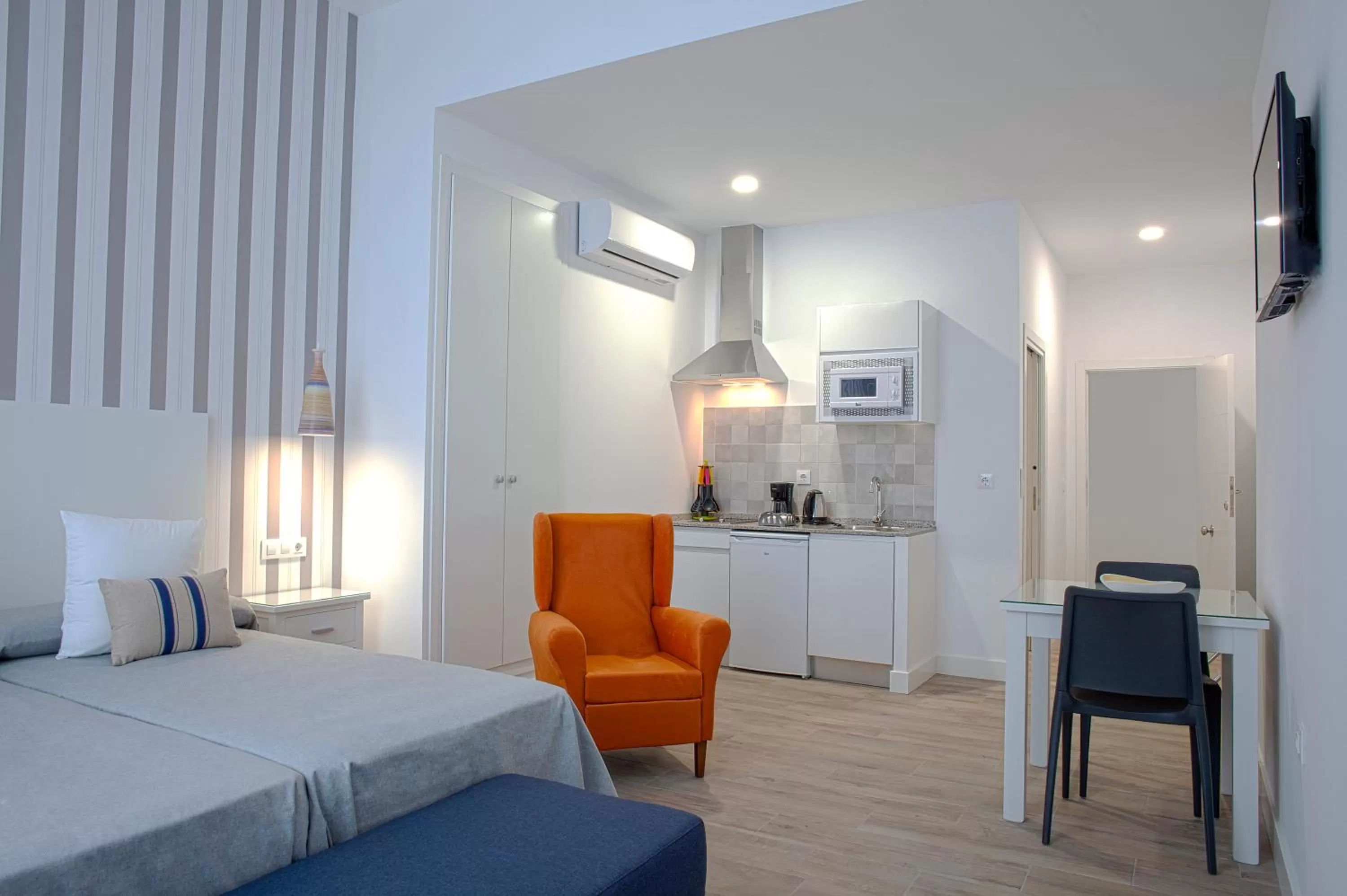 Kitchen or kitchenette, Bed in Hotel Apartamentos MPD