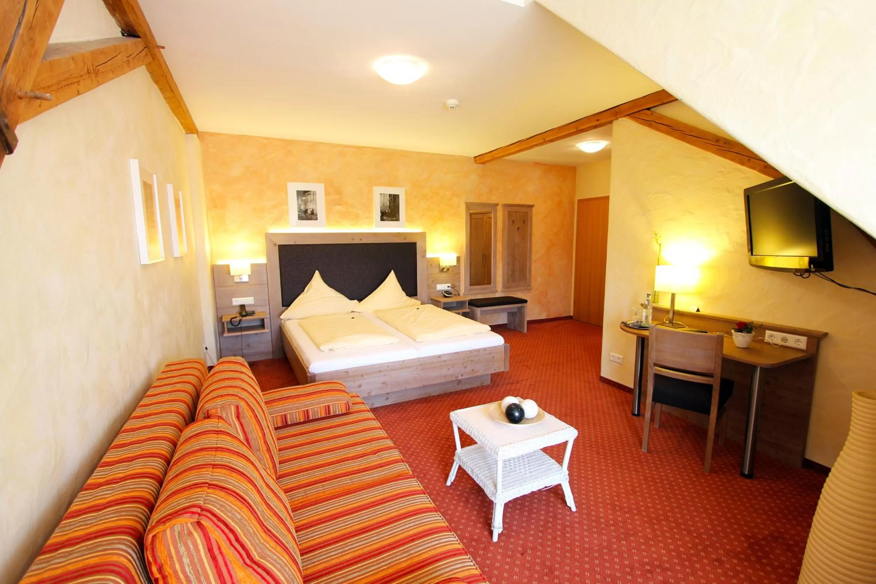 Photo of the whole room, Bed in Weinhotel / Gasthaus zur Sonne