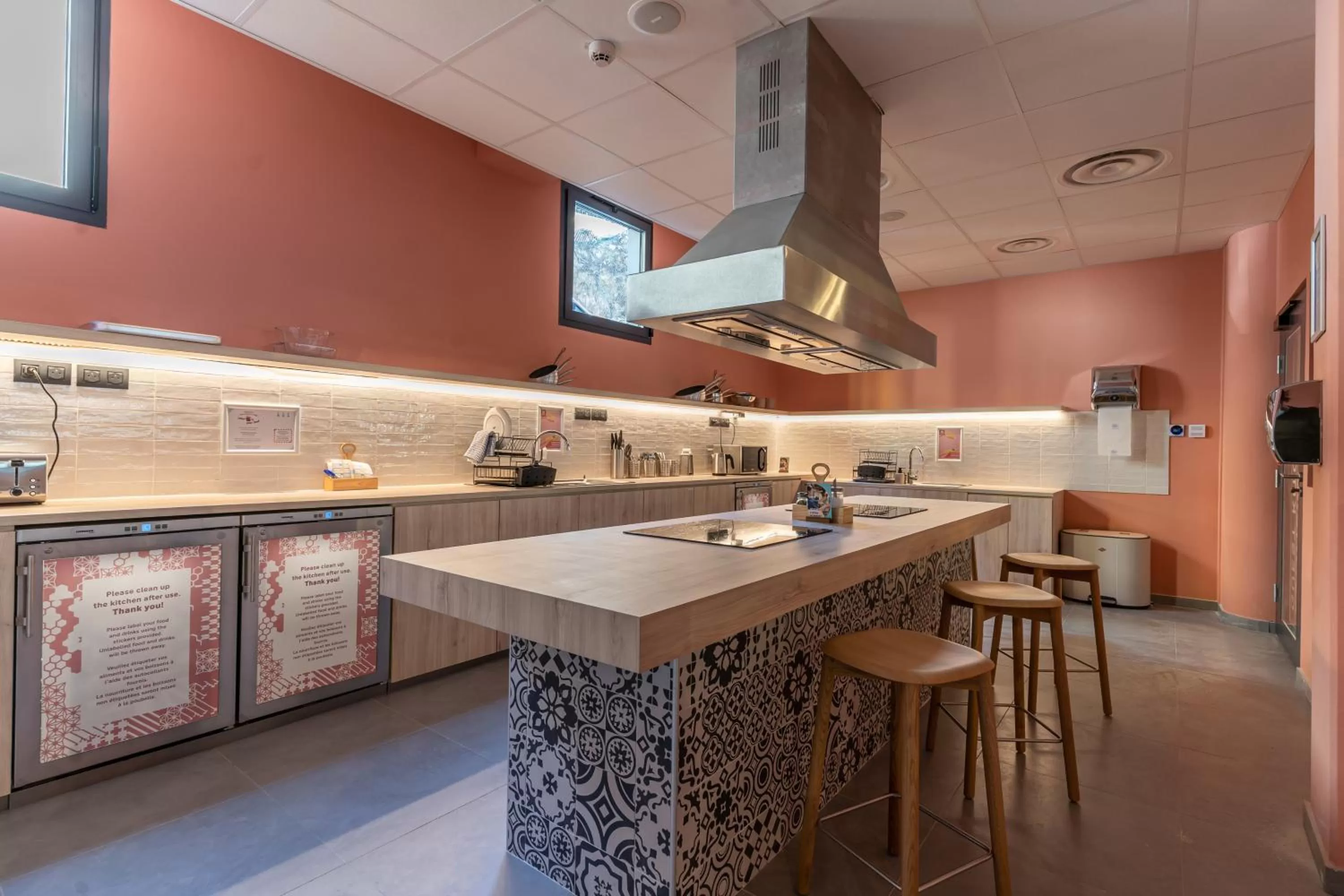 Communal kitchen, Kitchen/Kitchenette in MEININGER Marseille Centre la Joliette