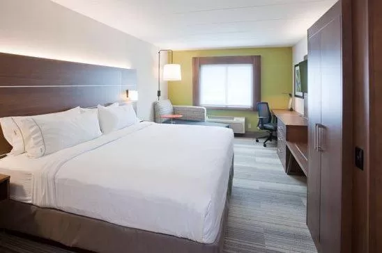 Bed in Holiday Inn Express & Suites Woodland Hills by IHG