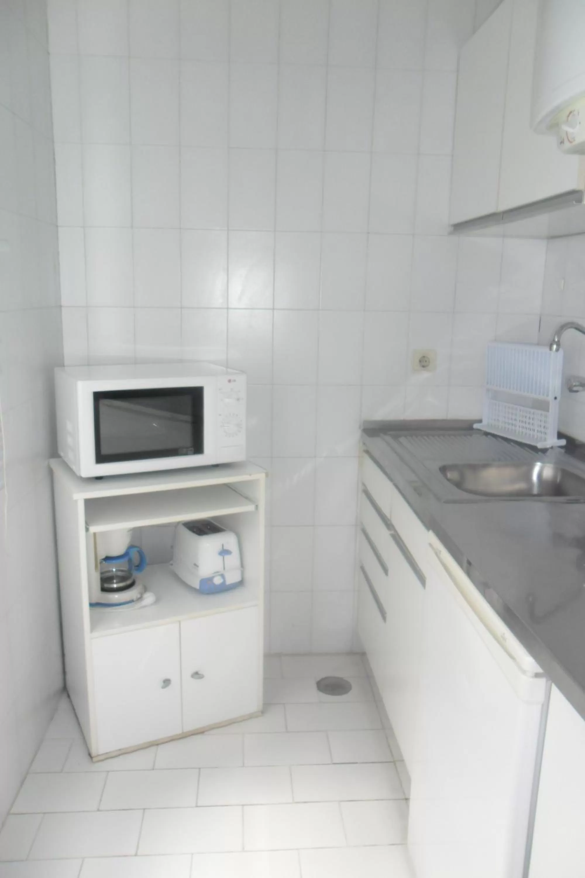 Kitchen or kitchenette in Apartamentos Turisticos Lindomar